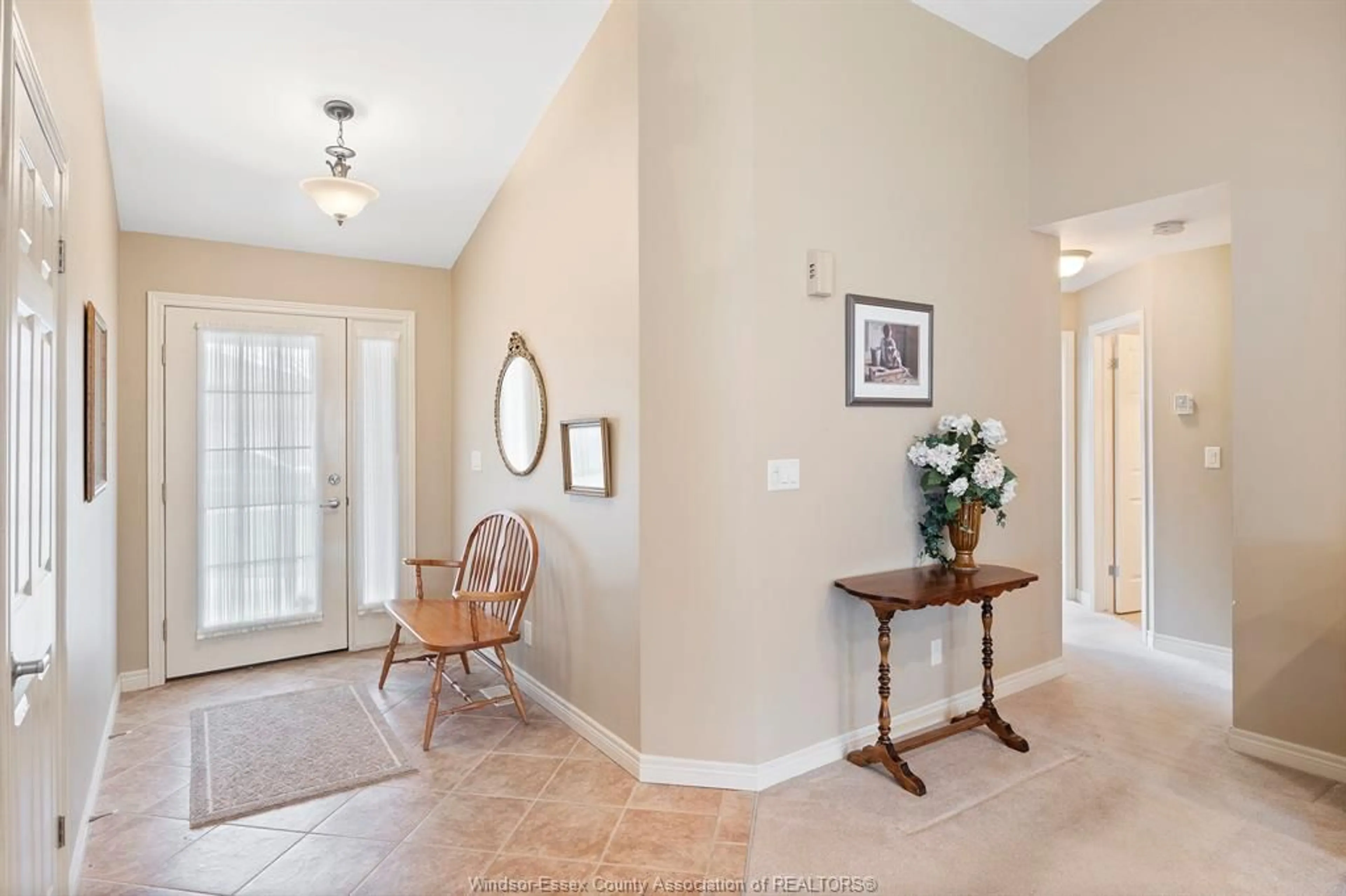 Indoor entryway for 54 CREEKVIEW, Kingsville Ontario N9Y 4E6