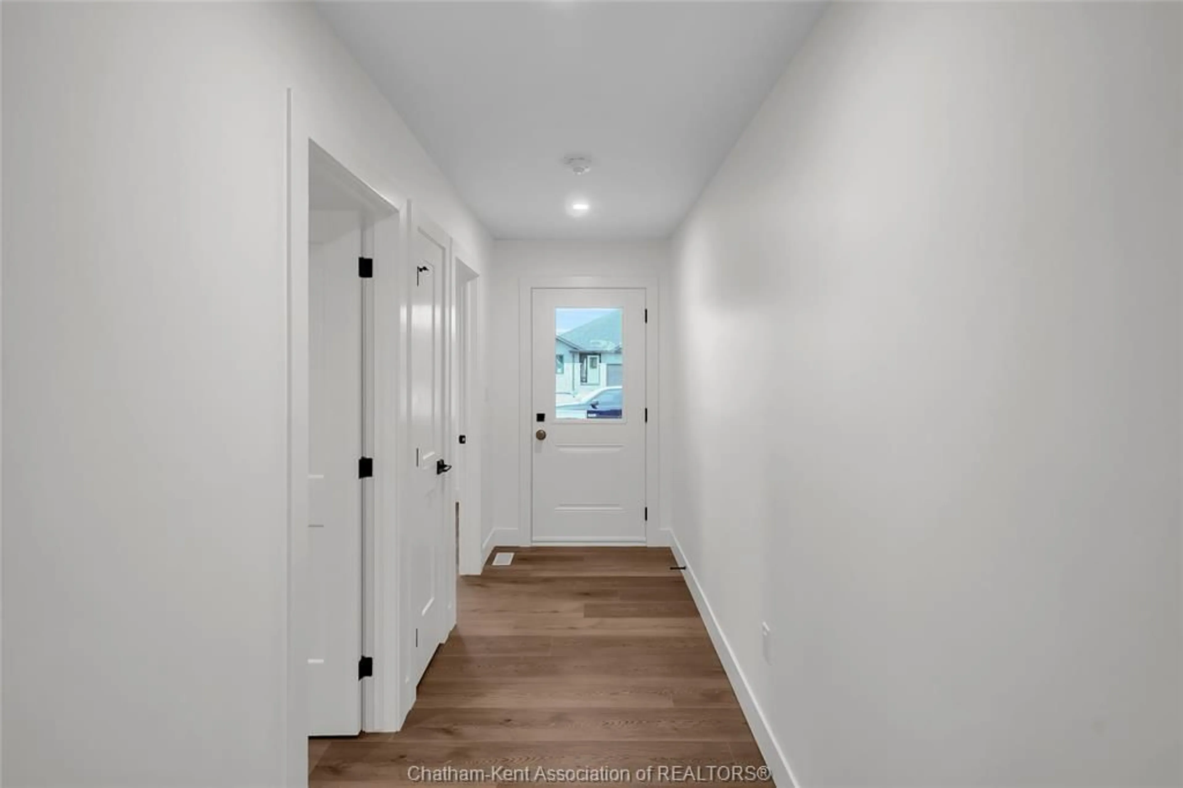 Indoor entryway for 8 Cornerstone Pl, Chatham Ontario N7M 0V8