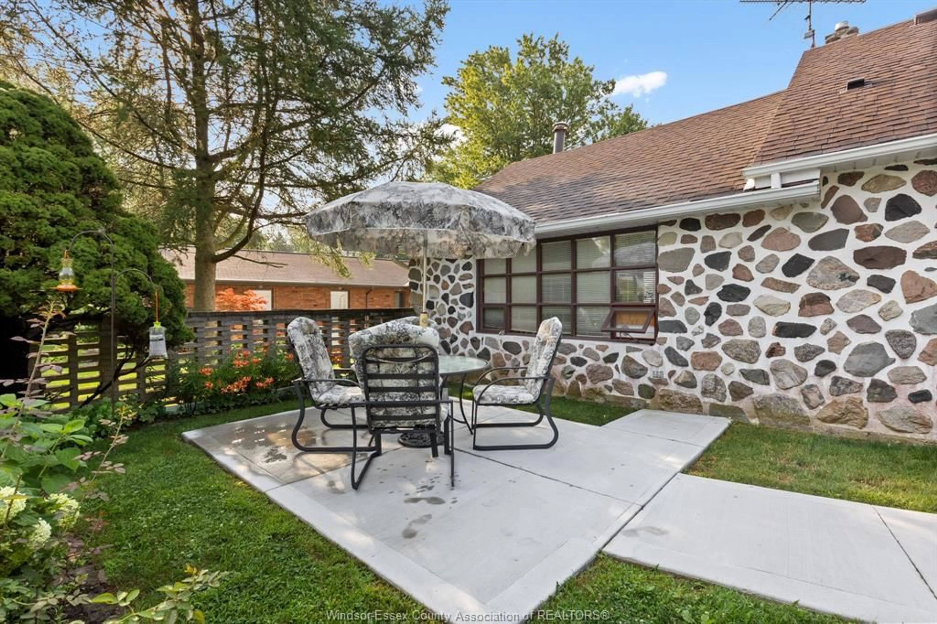 Patio, street for 611 POPLAR BLUFF, Harrow Ontario N0R 1G0