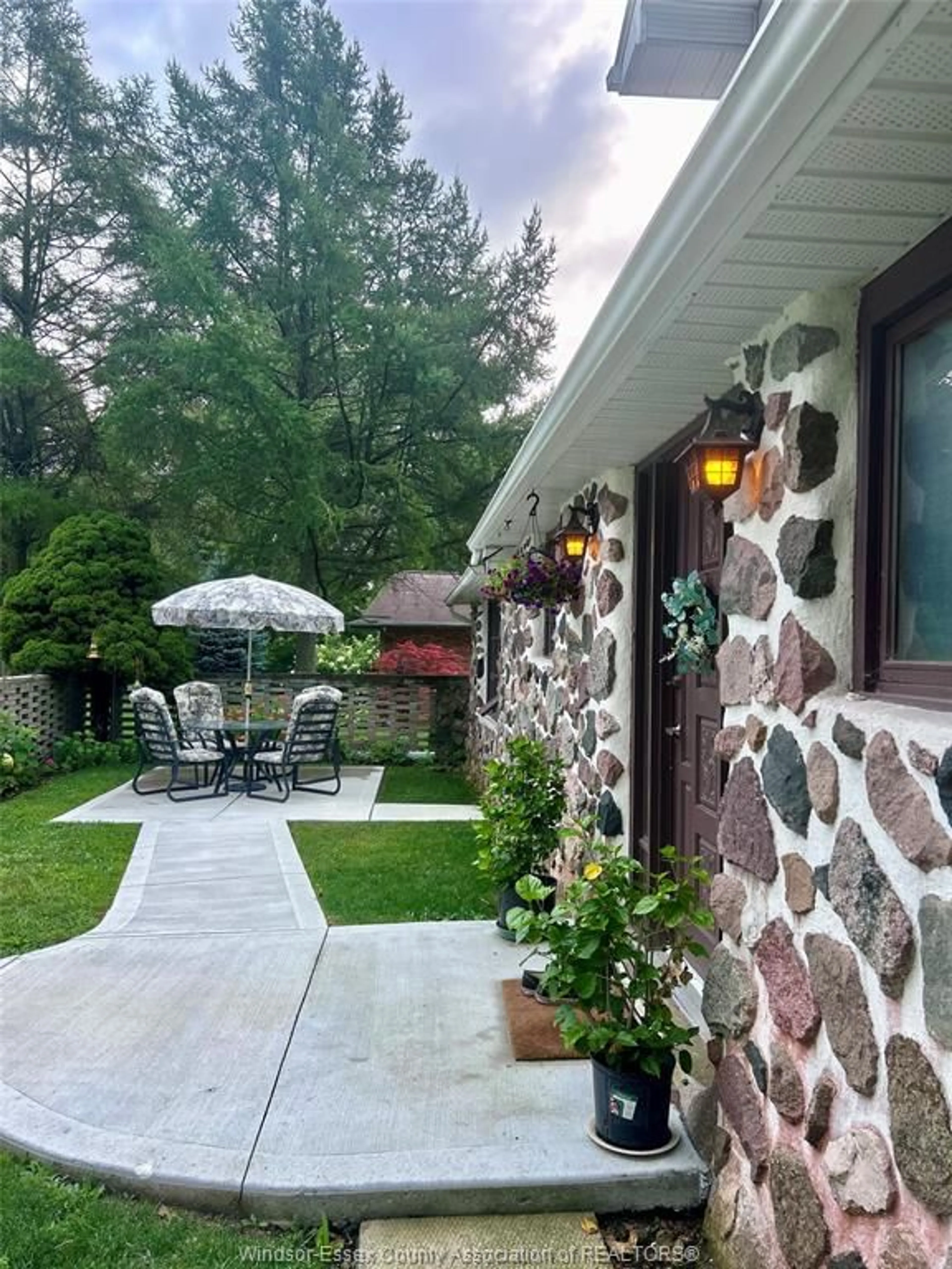 Patio, street for 611 POPLAR BLUFF, Harrow Ontario N0R 1G0