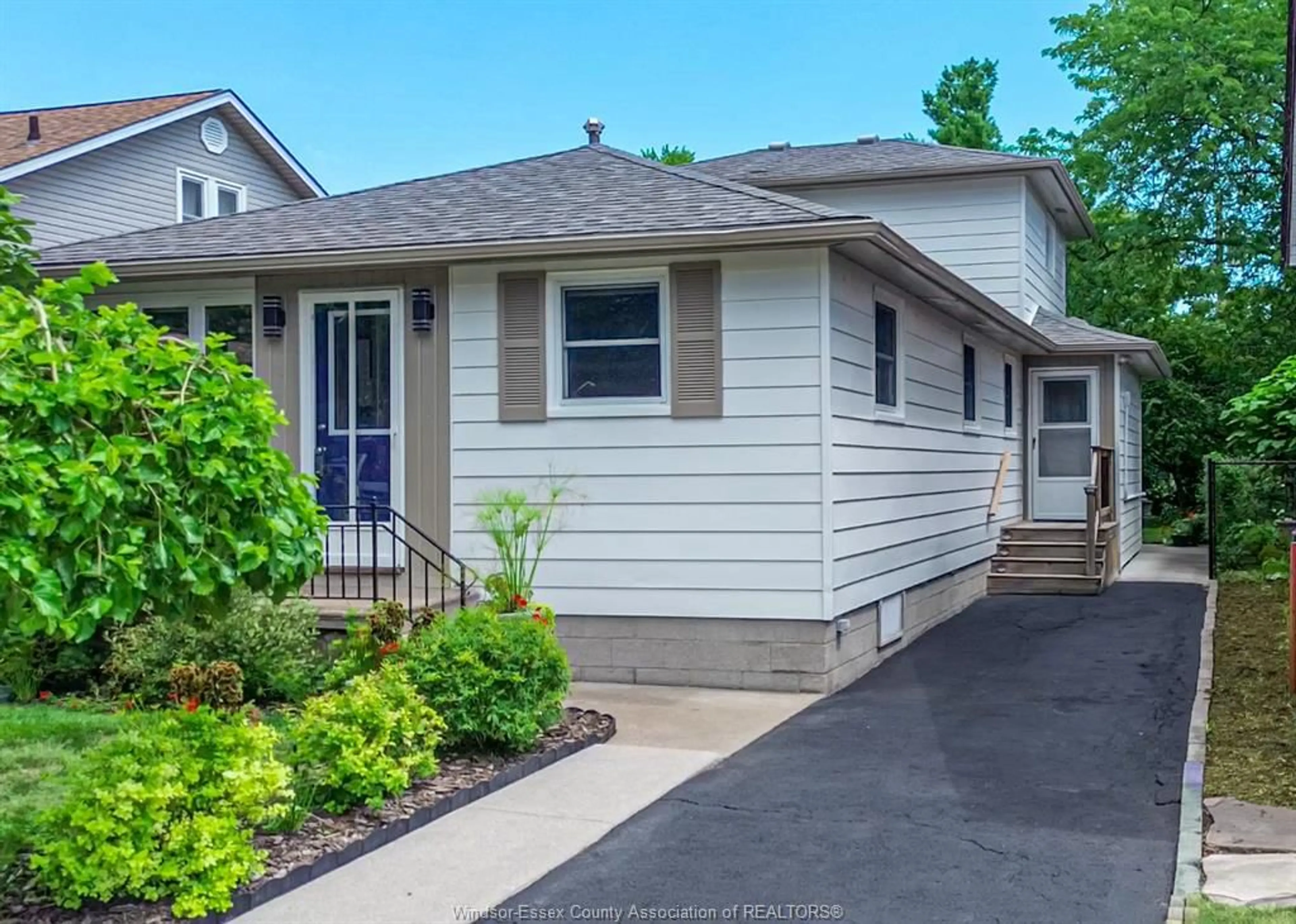 Home with vinyl exterior material, street for 482 JOHN M ST, Windsor Ontario N8P 1C2