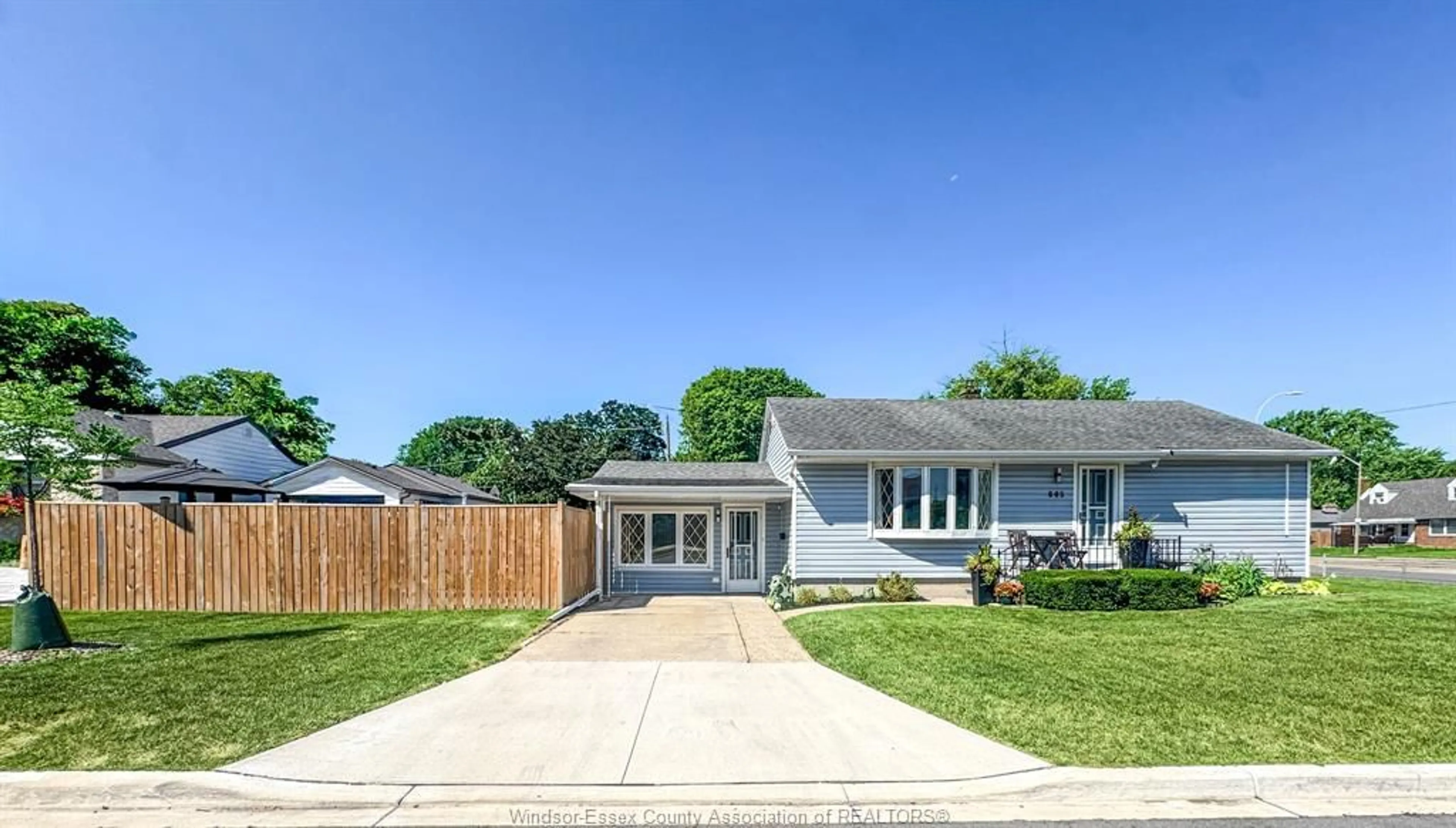 Home with vinyl exterior material, street for 805 MATTHEW BRADY, Windsor Ontario N8S 3J7