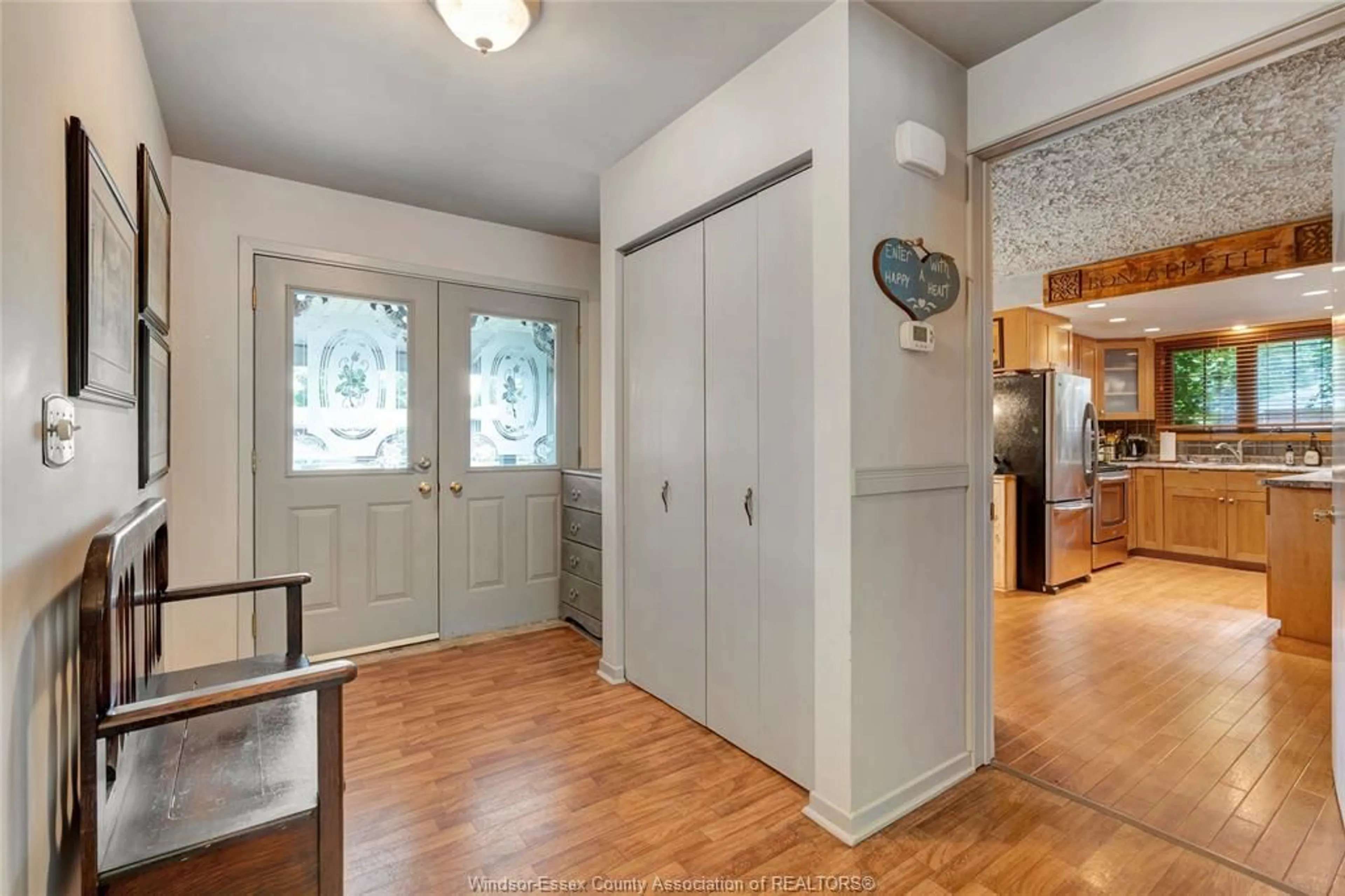 Indoor entryway for 1335 LAURIER Dr, LaSalle Ontario N9J 1N2
