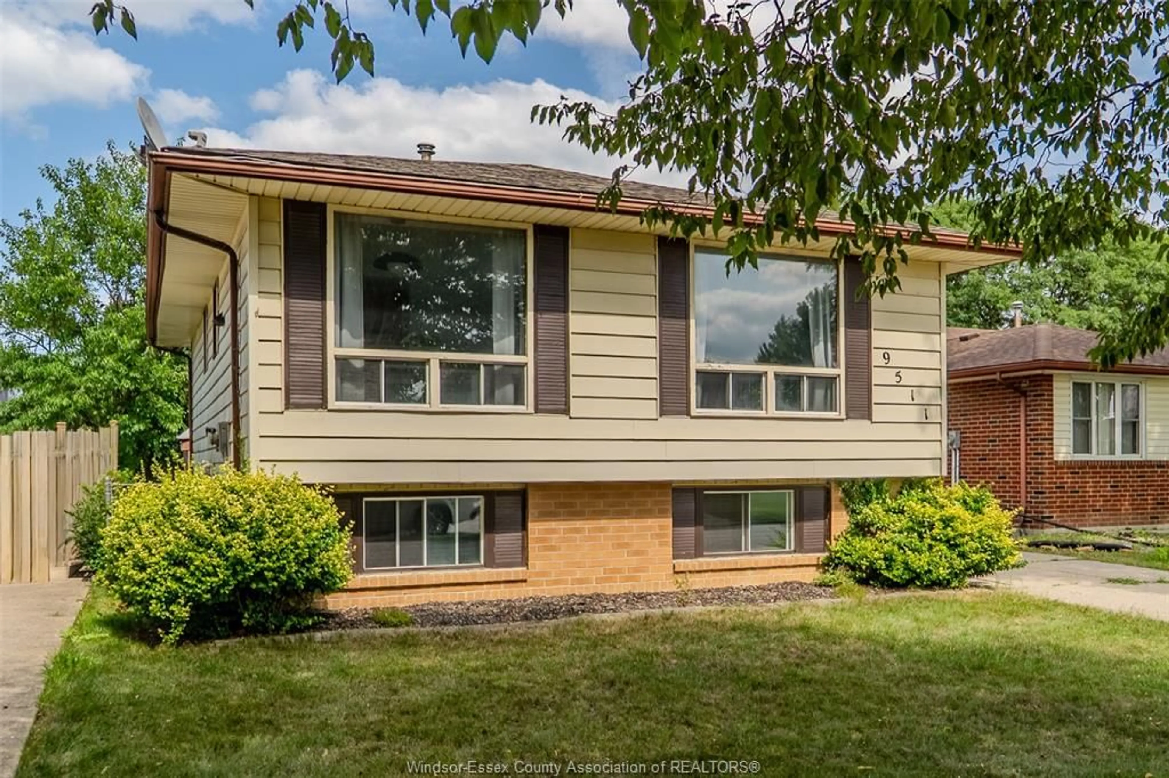 Home with vinyl exterior material, street for 9511 Avery Lane, Windsor Ontario N8R 2C1