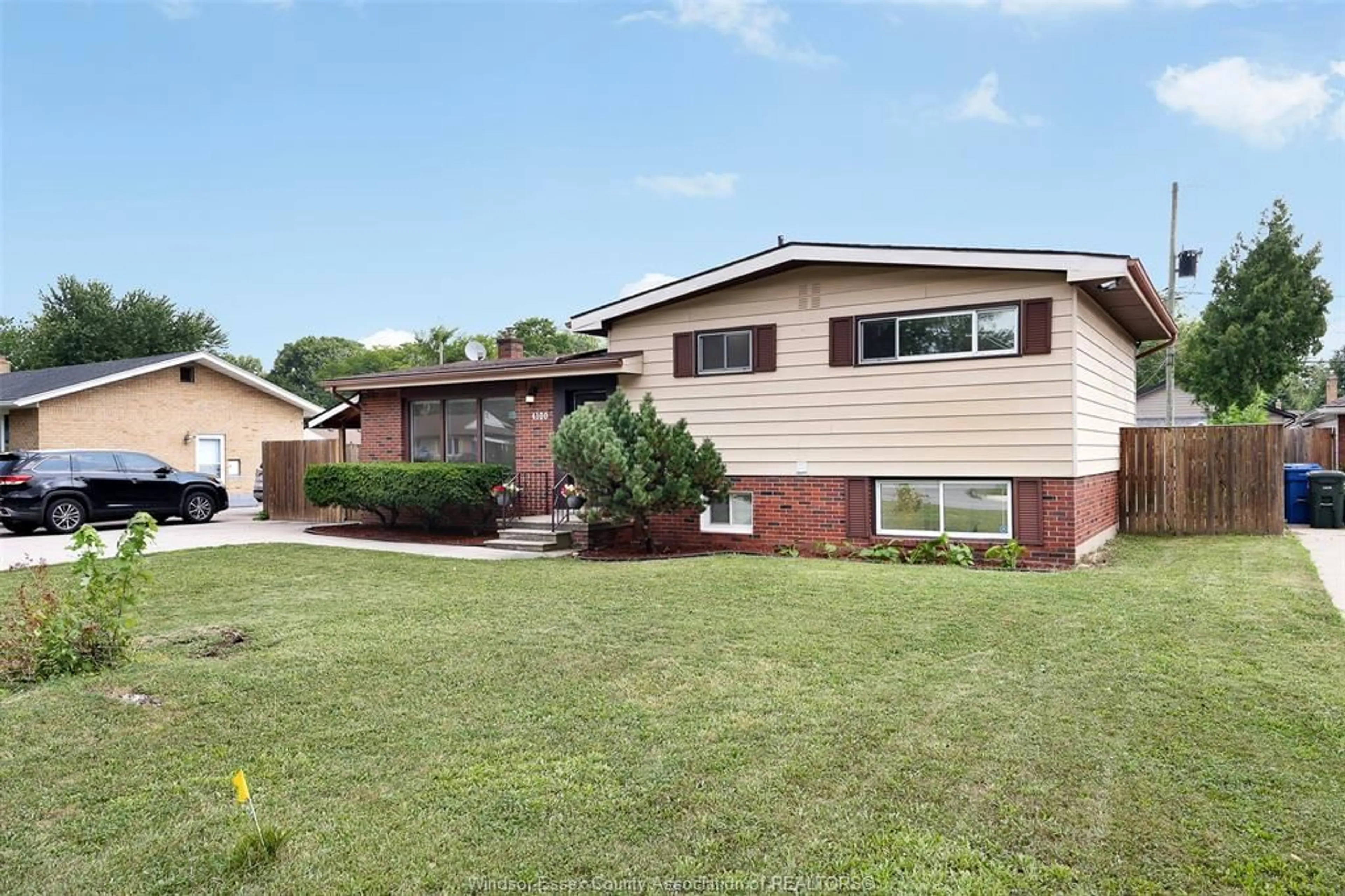 Home with vinyl exterior material, street for 4100 MOUNT ROYAL, Windsor Ontario N9G 2C2