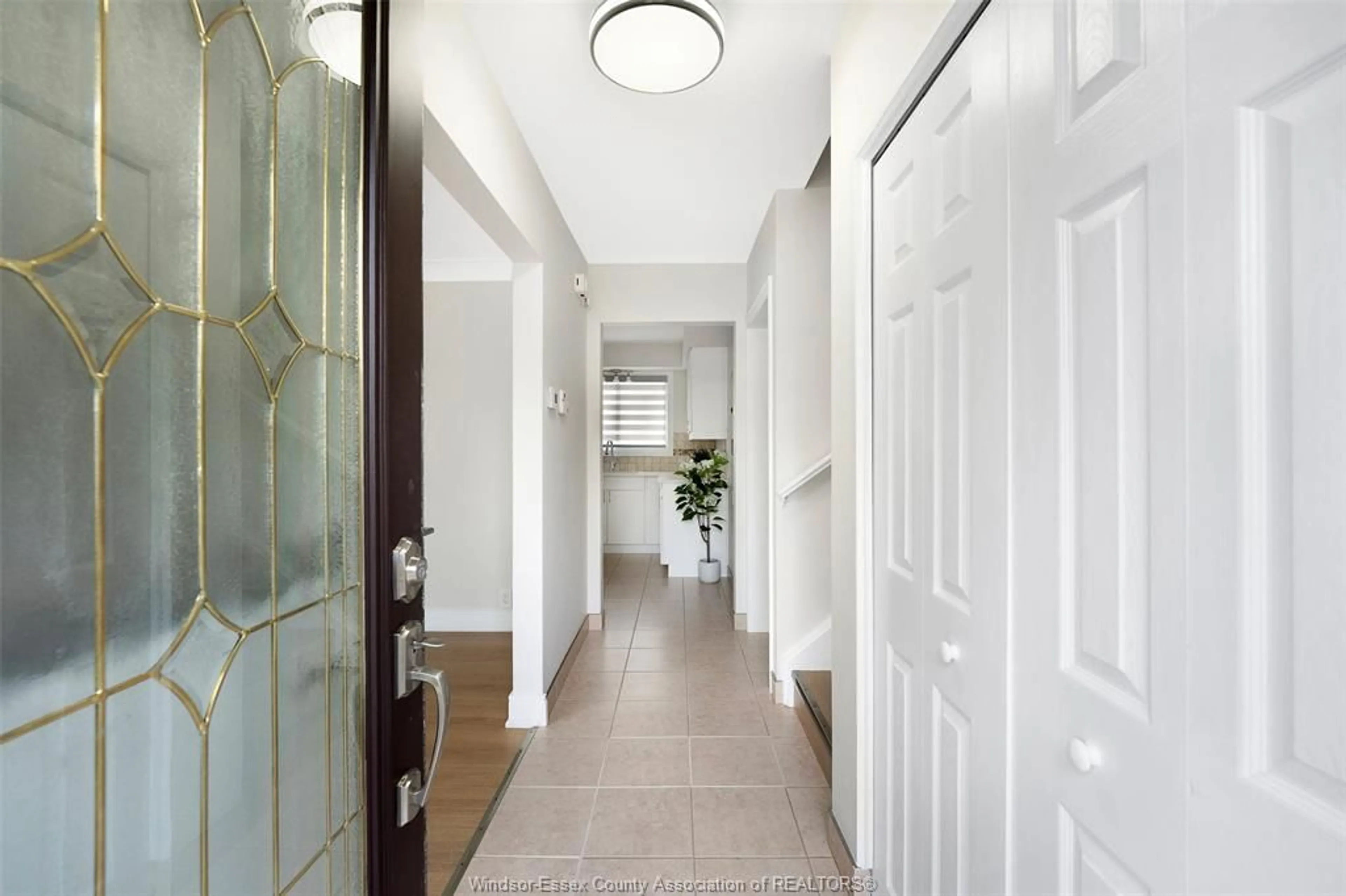 Indoor entryway for 4100 MOUNT ROYAL, Windsor Ontario N9G 2C2