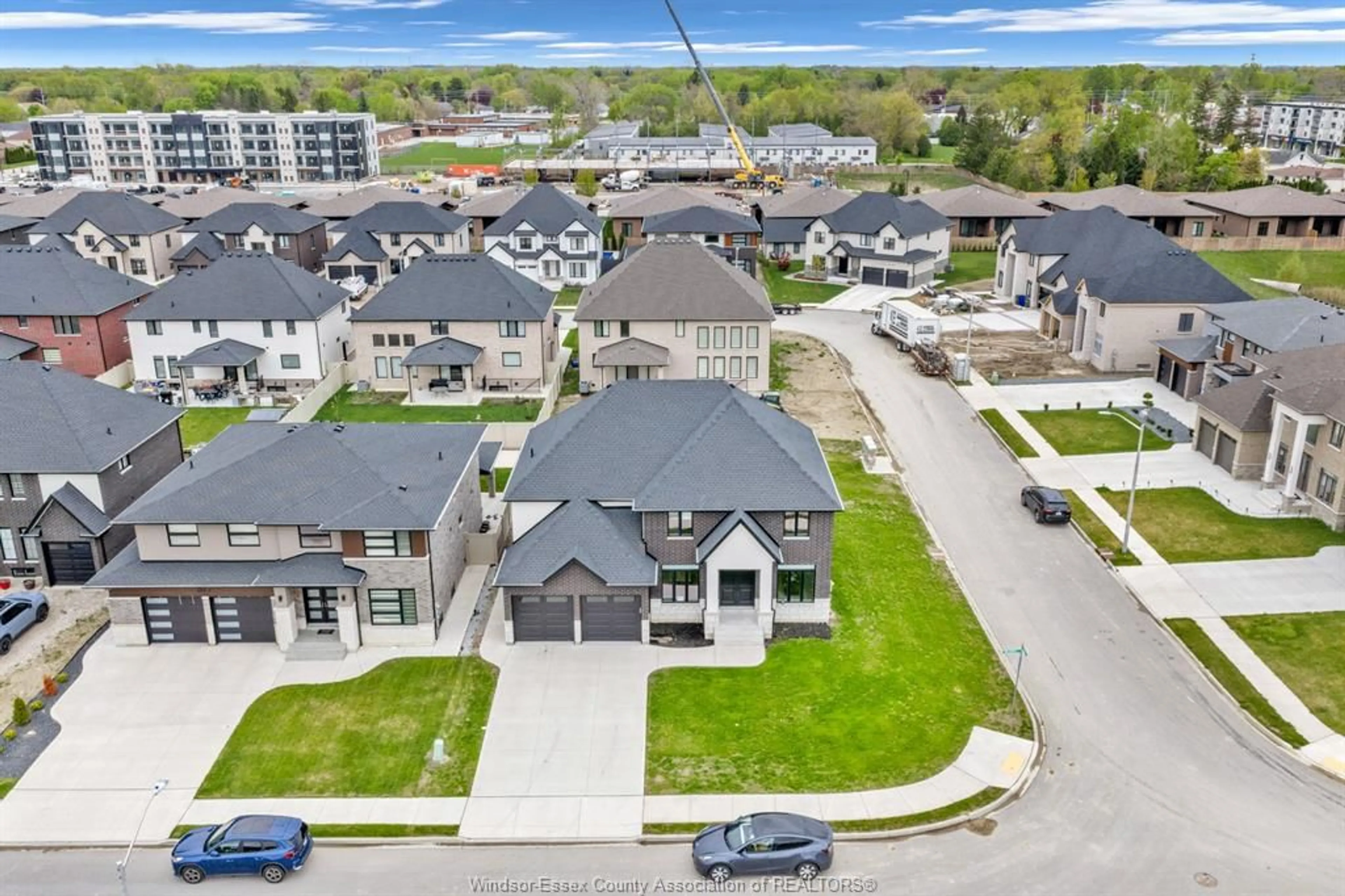 A pic from outside/outdoor area/front of a property/back of a property/a pic from drone, street for 569 HOLBURN, Windsor Ontario N8X 0A3