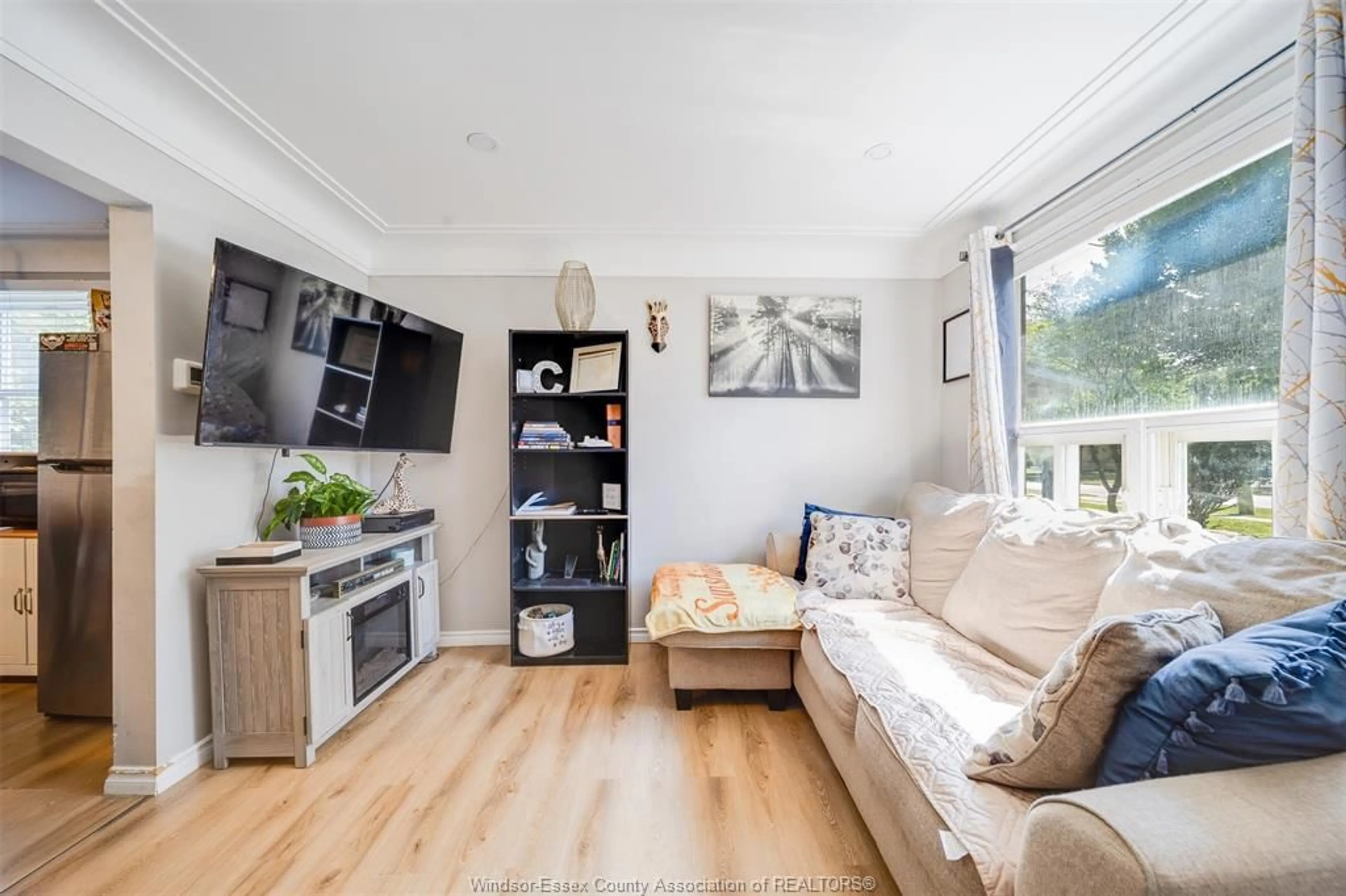 Living room with furniture, wood/laminate floor for 526 LESPERANCE, Tecumseh Ontario N8N 1W4