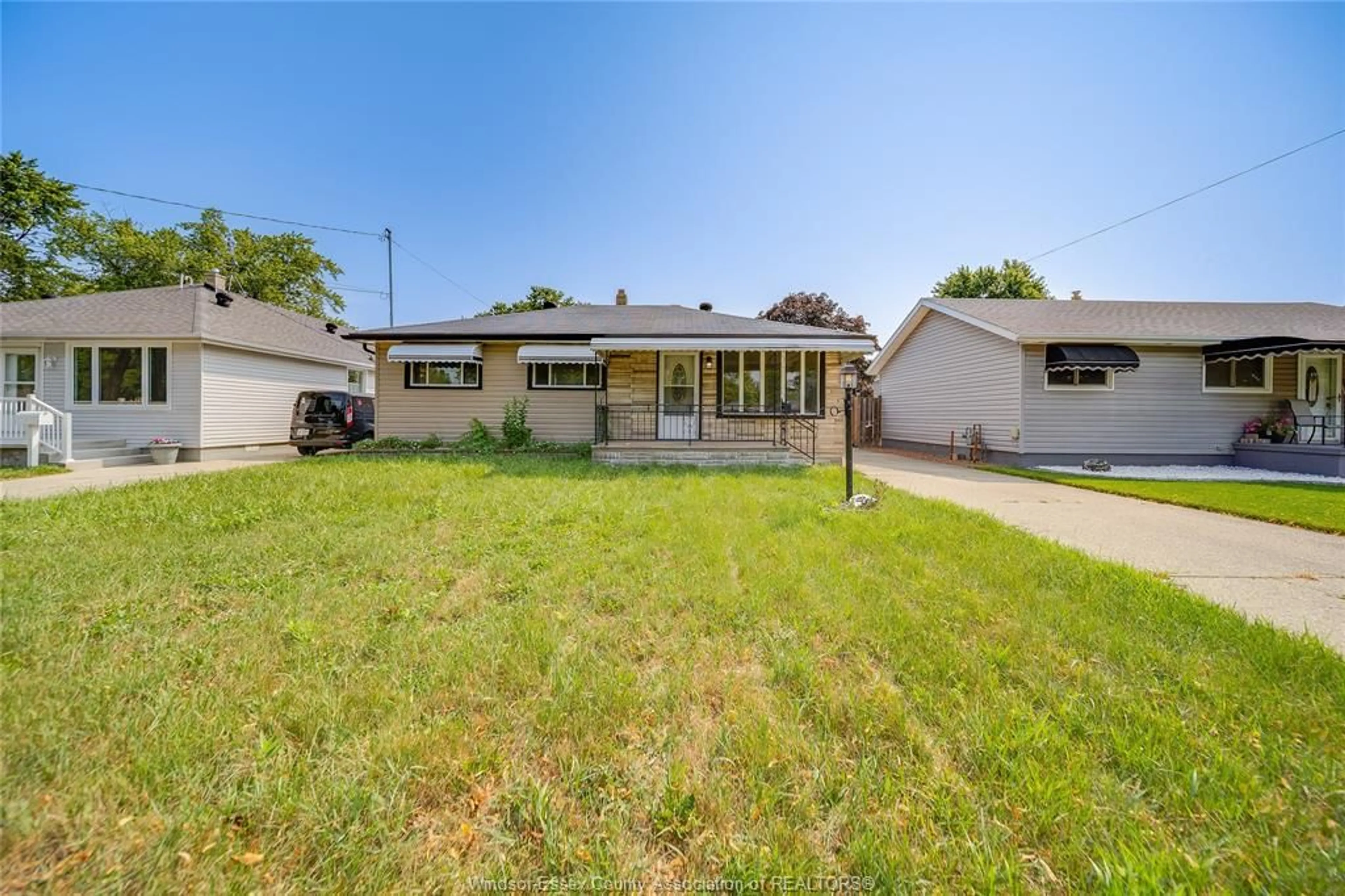 A pic from outside/outdoor area/front of a property/back of a property/a pic from drone, street for 1650 GLENDALE, Windsor Ontario N8T 2N2