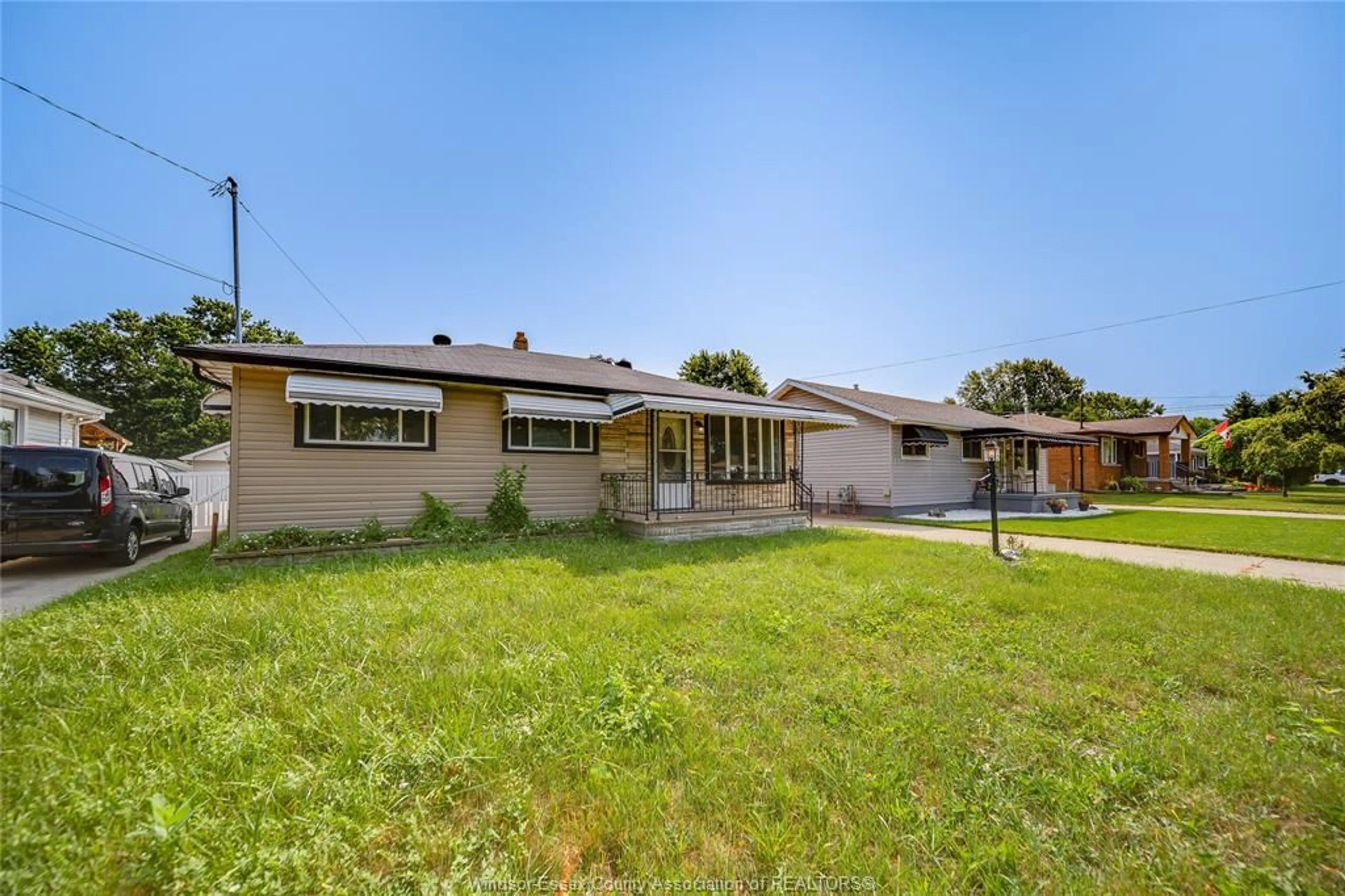A pic from outside/outdoor area/front of a property/back of a property/a pic from drone, street for 1650 GLENDALE, Windsor Ontario N8T 2N2
