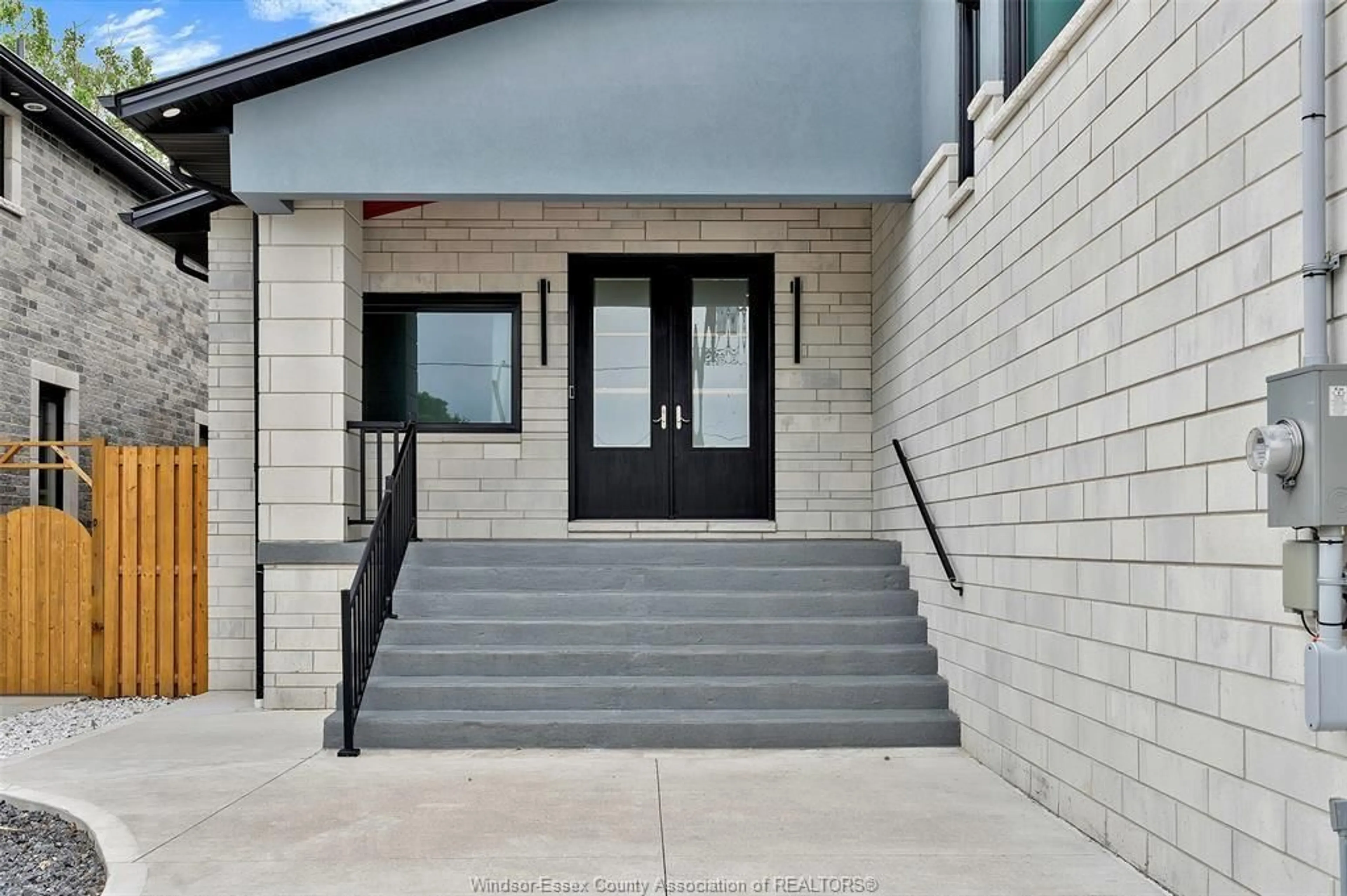 Unknown for 2585 KENORA St, Windsor Ontario N9B 1Y3