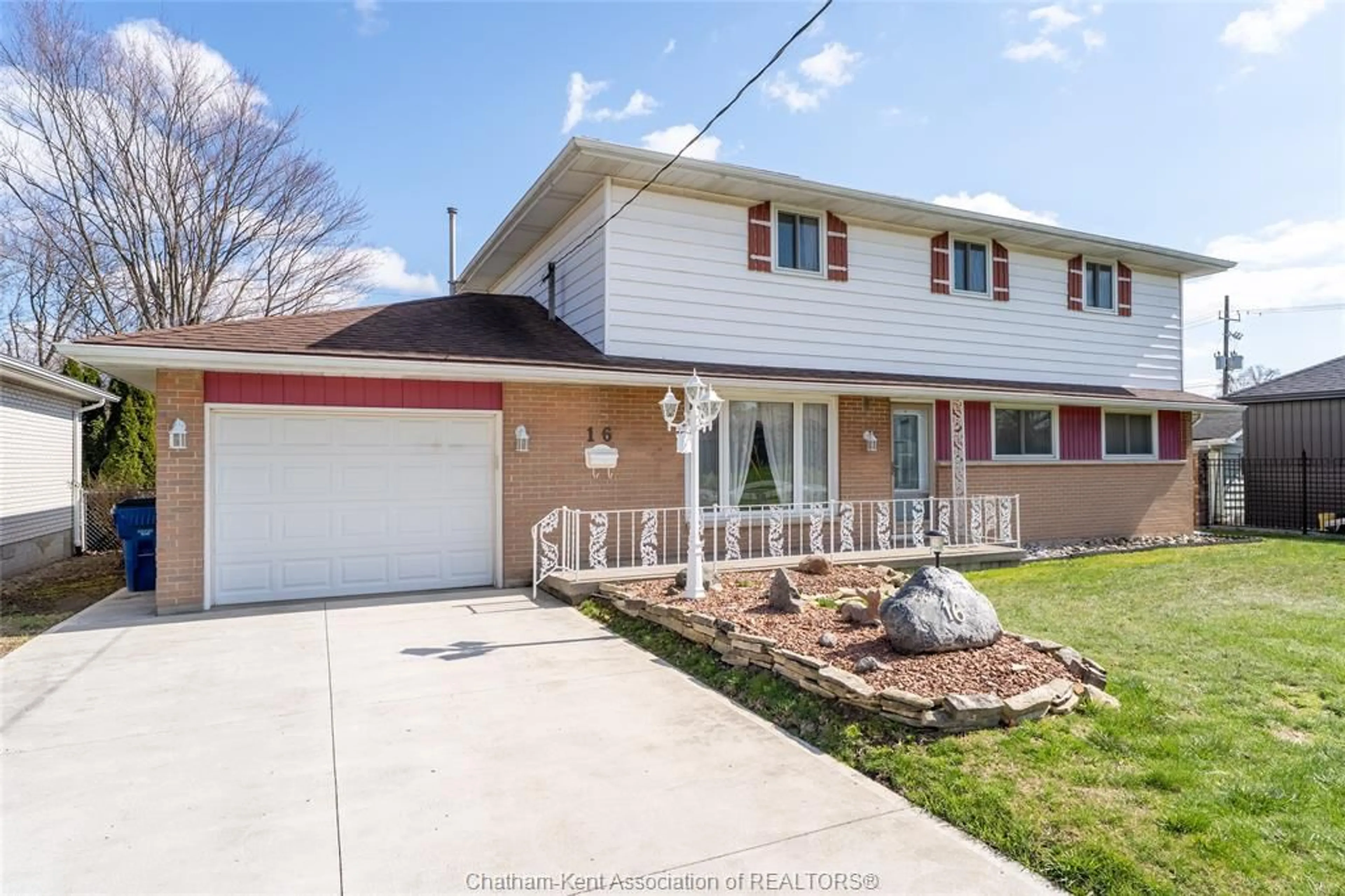 Home with vinyl exterior material, street for 16 ARTHUR Dr, Chatham Ontario N7M 3Y4