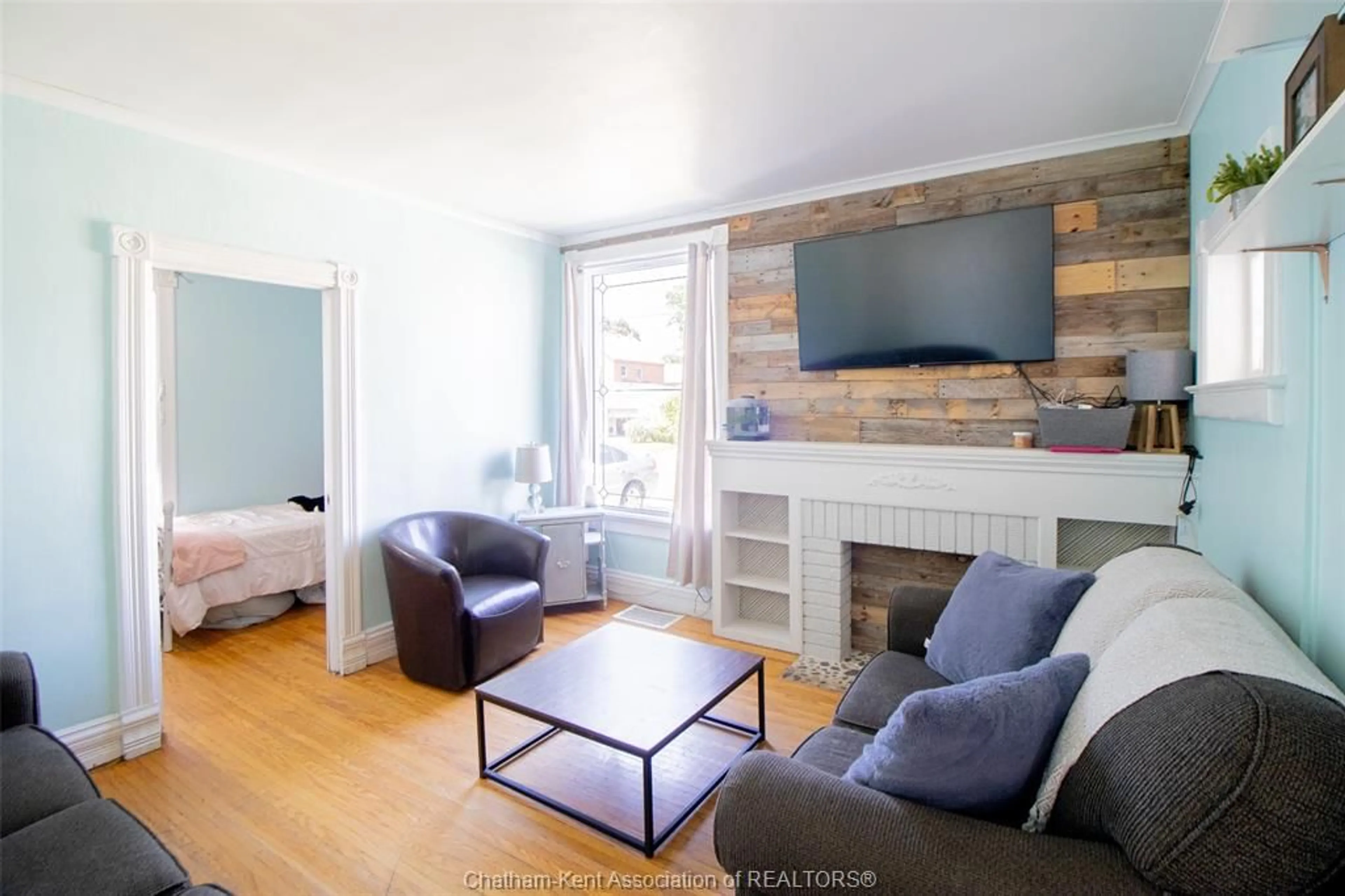 Living room with furniture, wood/laminate floor for 16 Sheldon Ave, Chatham Ontario N7L 3M3