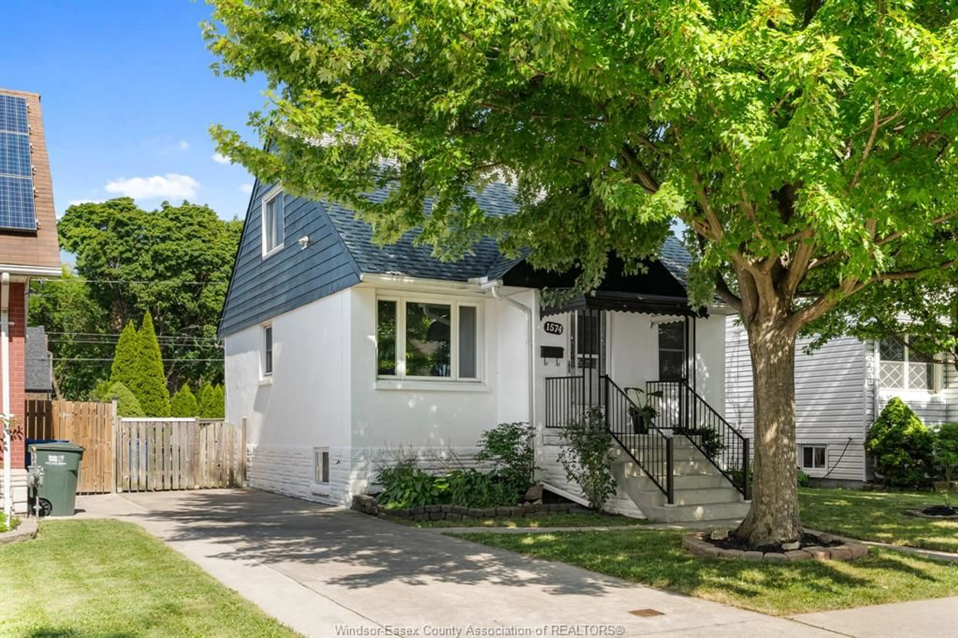 Home with vinyl exterior material, street for 1574 ARTHUR, Windsor Ontario N8Y 3Y9