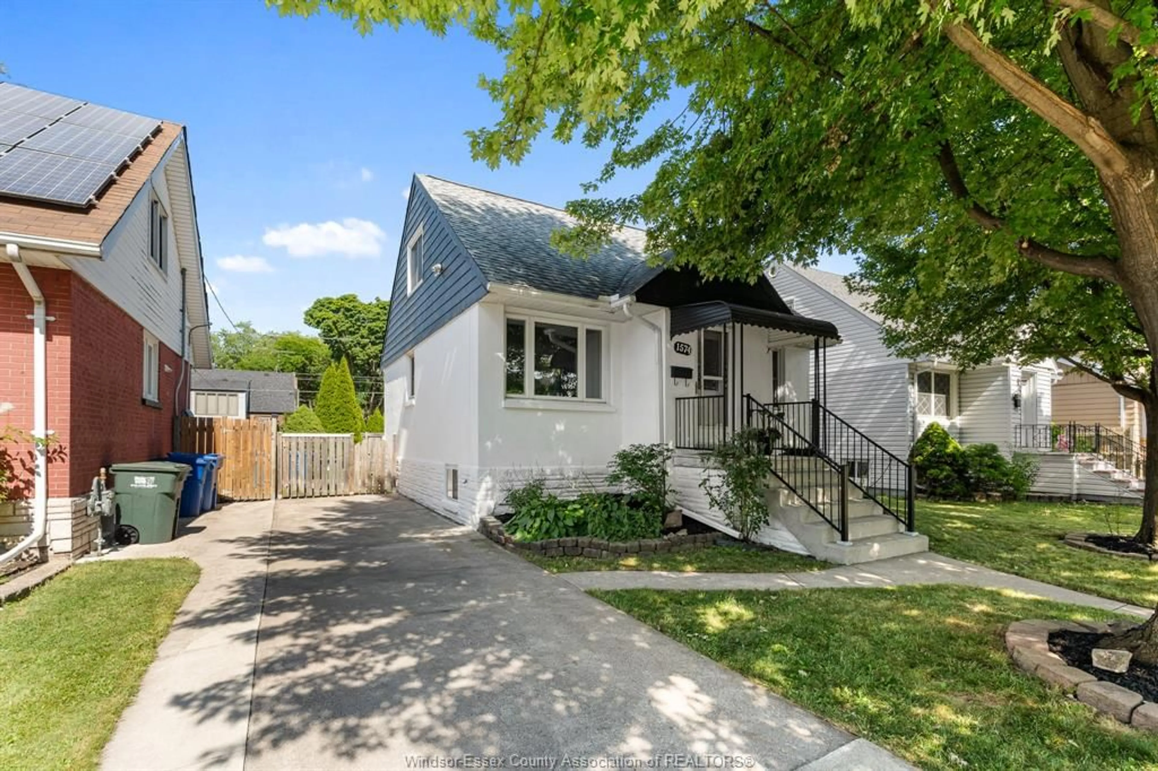 Home with vinyl exterior material, street for 1574 ARTHUR, Windsor Ontario N8Y 3Y9