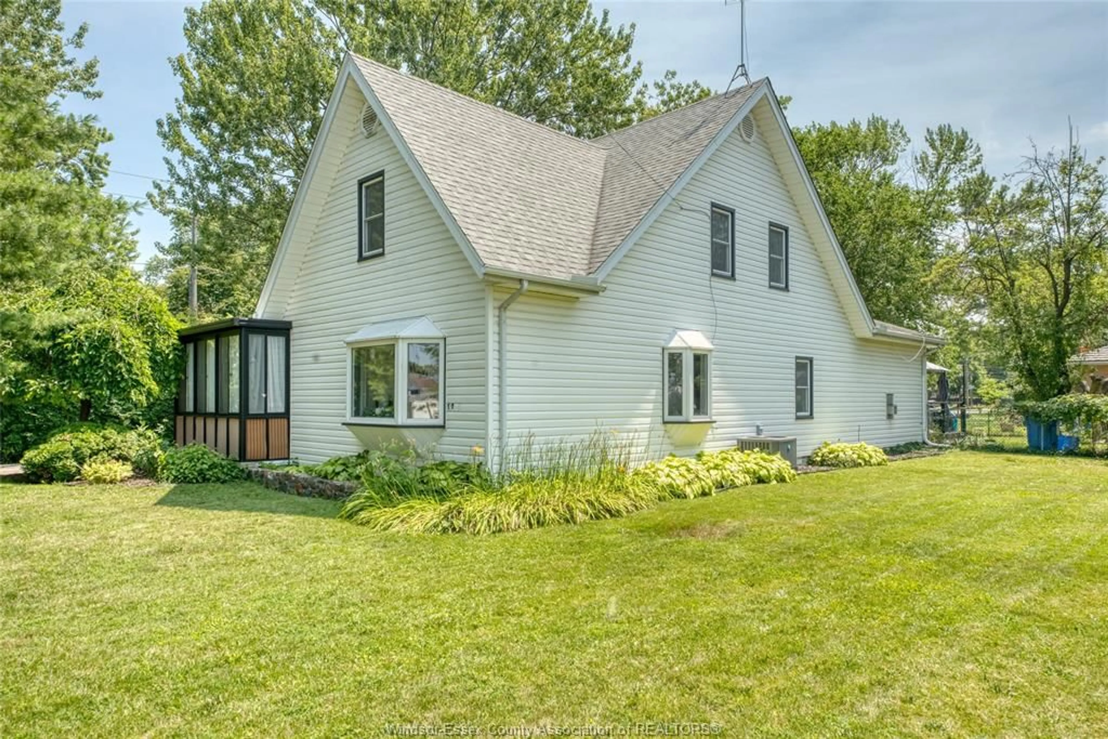 Home with vinyl exterior material, building for 12437 ST THOMAS, Tecumseh Ontario N8N 1H7