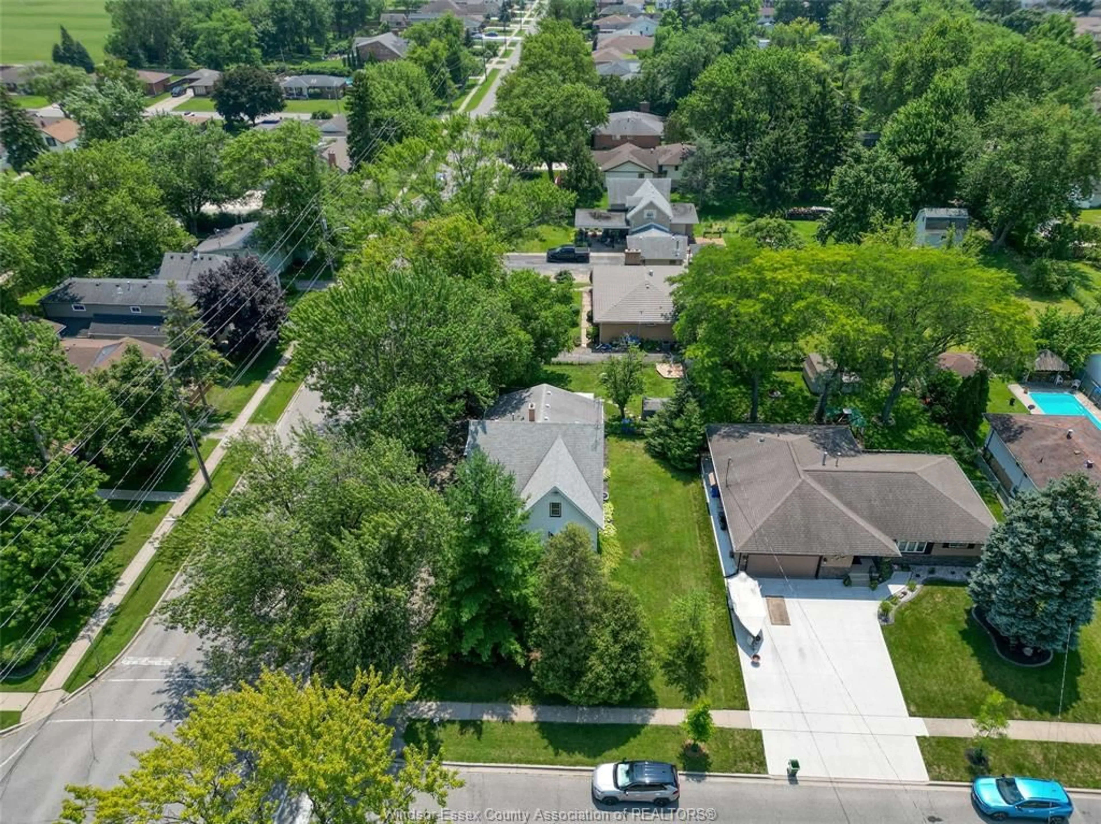 A pic from outside/outdoor area/front of a property/back of a property/a pic from drone, street for 12437 ST THOMAS, Tecumseh Ontario N8N 1H7
