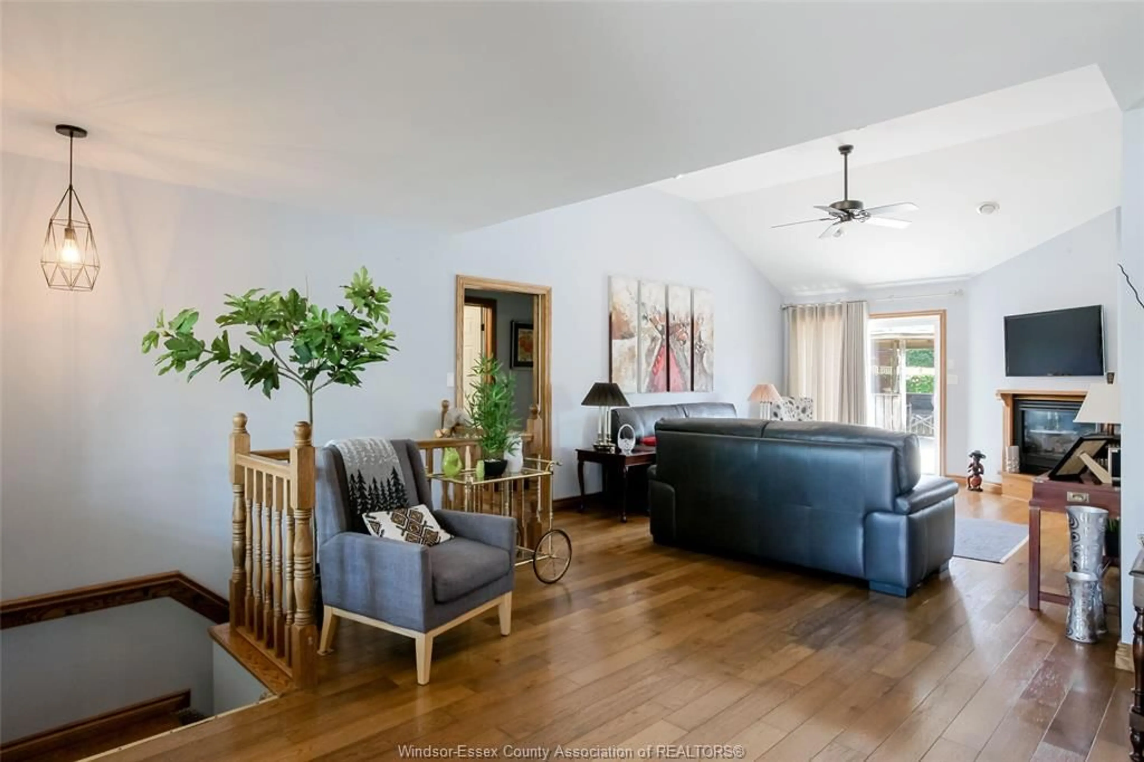 Living room with furniture, wood/laminate floor for 521 ROYAL RIDGE Cres, Amherstburg Ontario N9V 3W4