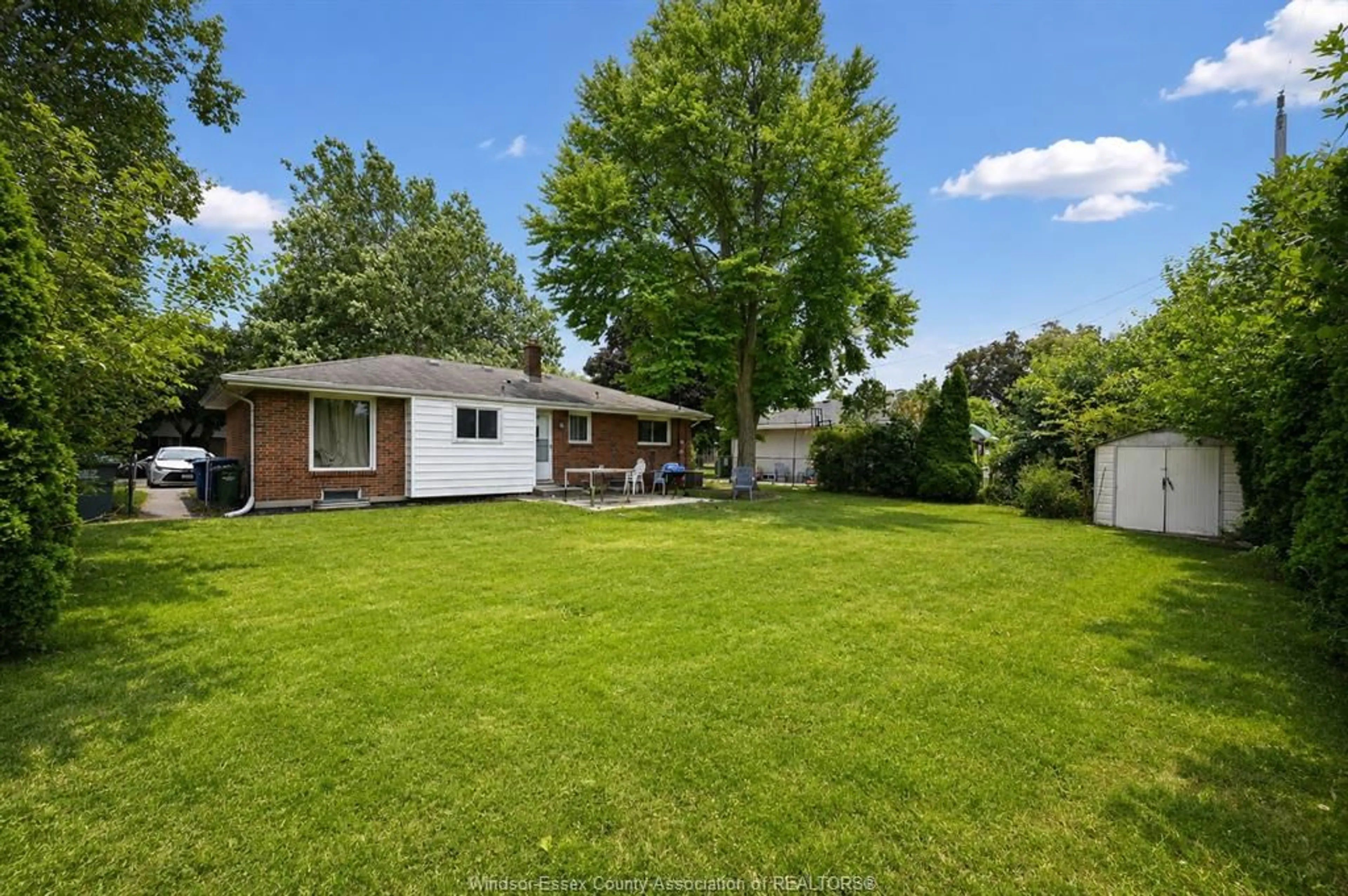 A pic from outside/outdoor area/front of a property/back of a property/a pic from drone, unknown for 1560 VILLA MARIA Blvd, Windsor Ontario N9G 1W7