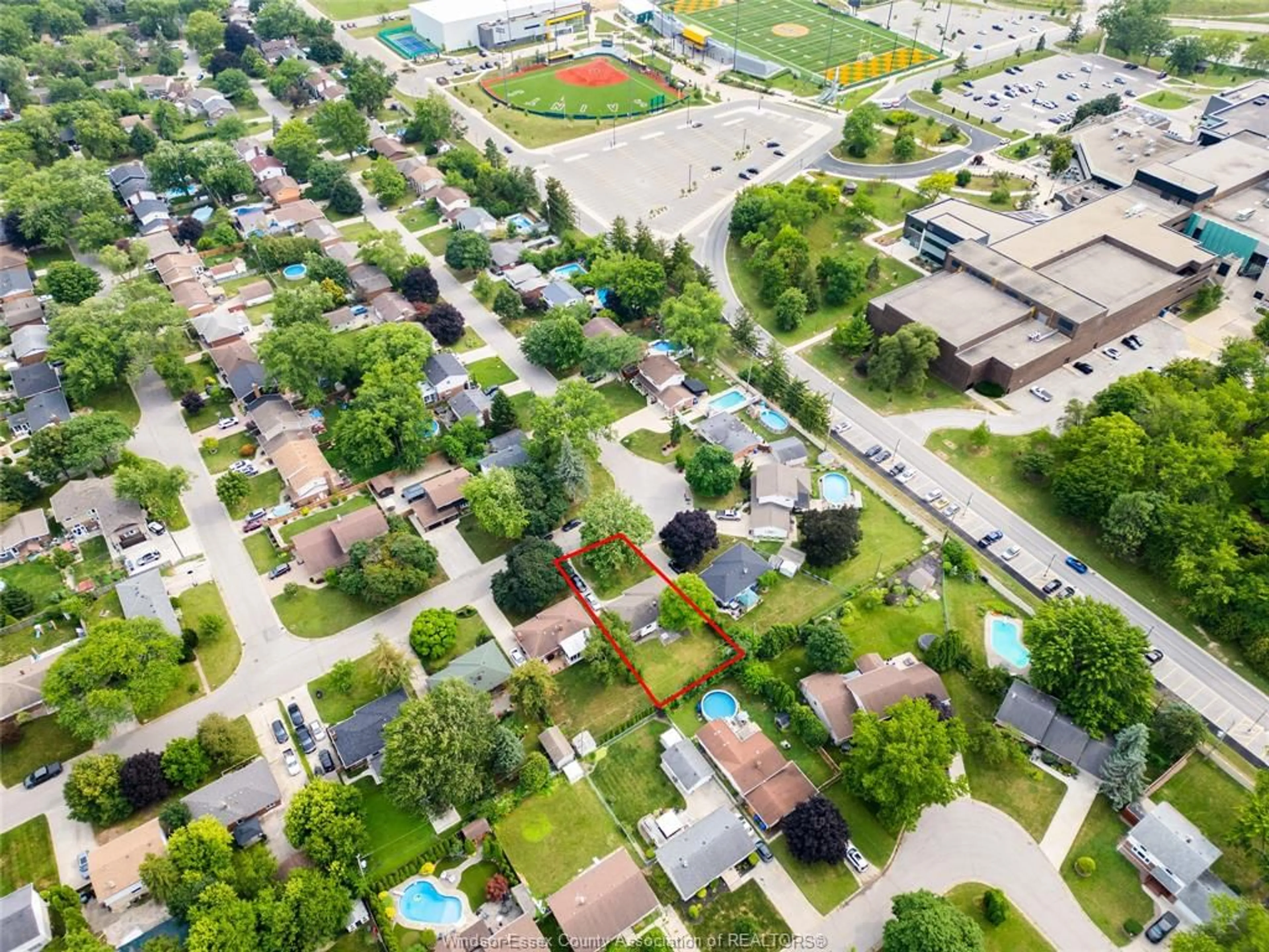 A pic from outside/outdoor area/front of a property/back of a property/a pic from drone, street for 1560 VILLA MARIA Blvd, Windsor Ontario N9G 1W7