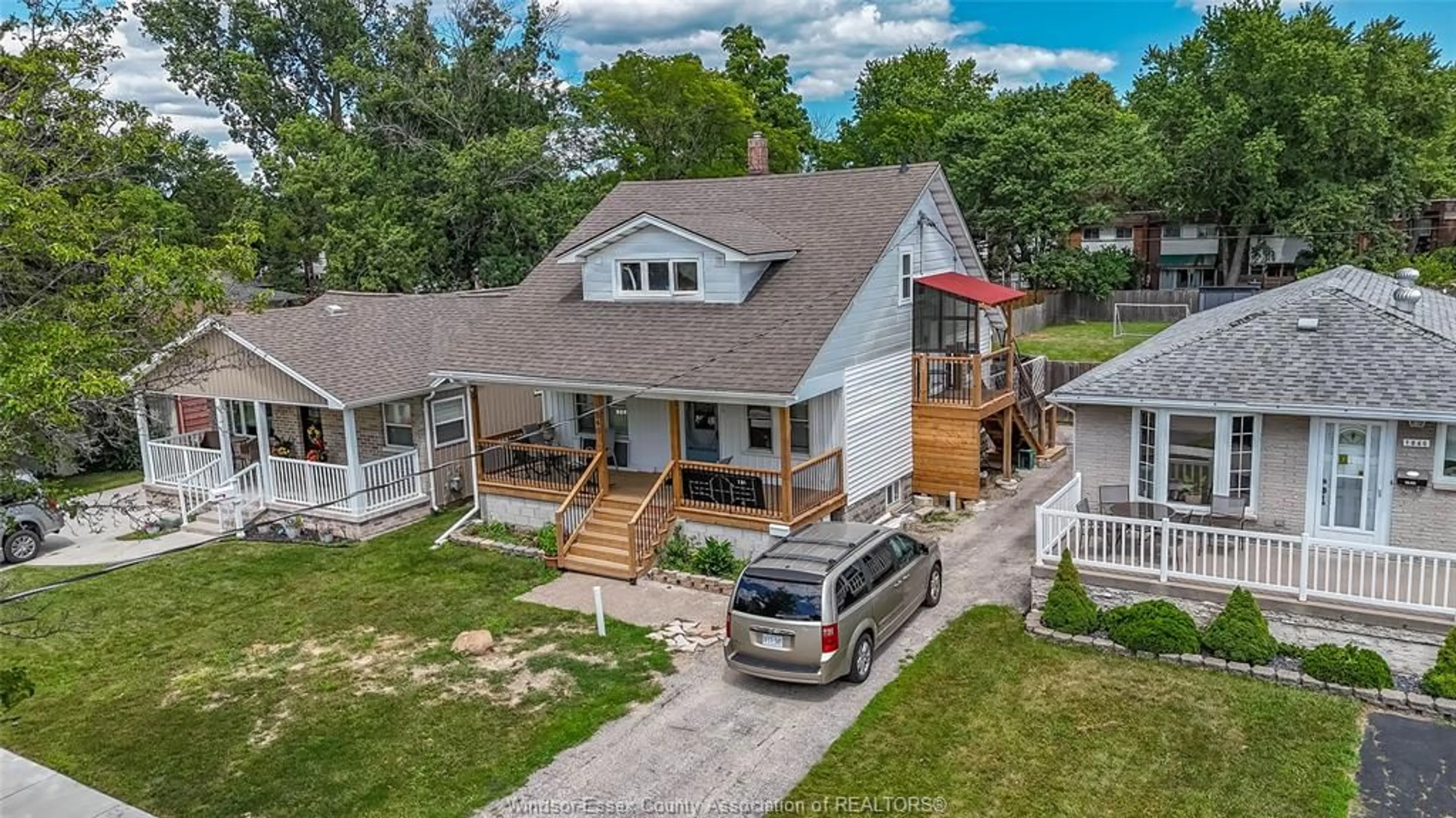 A pic from outside/outdoor area/front of a property/back of a property/a pic from drone, street for 1840 BALFOUR Blvd, Windsor Ontario N8T 2S3