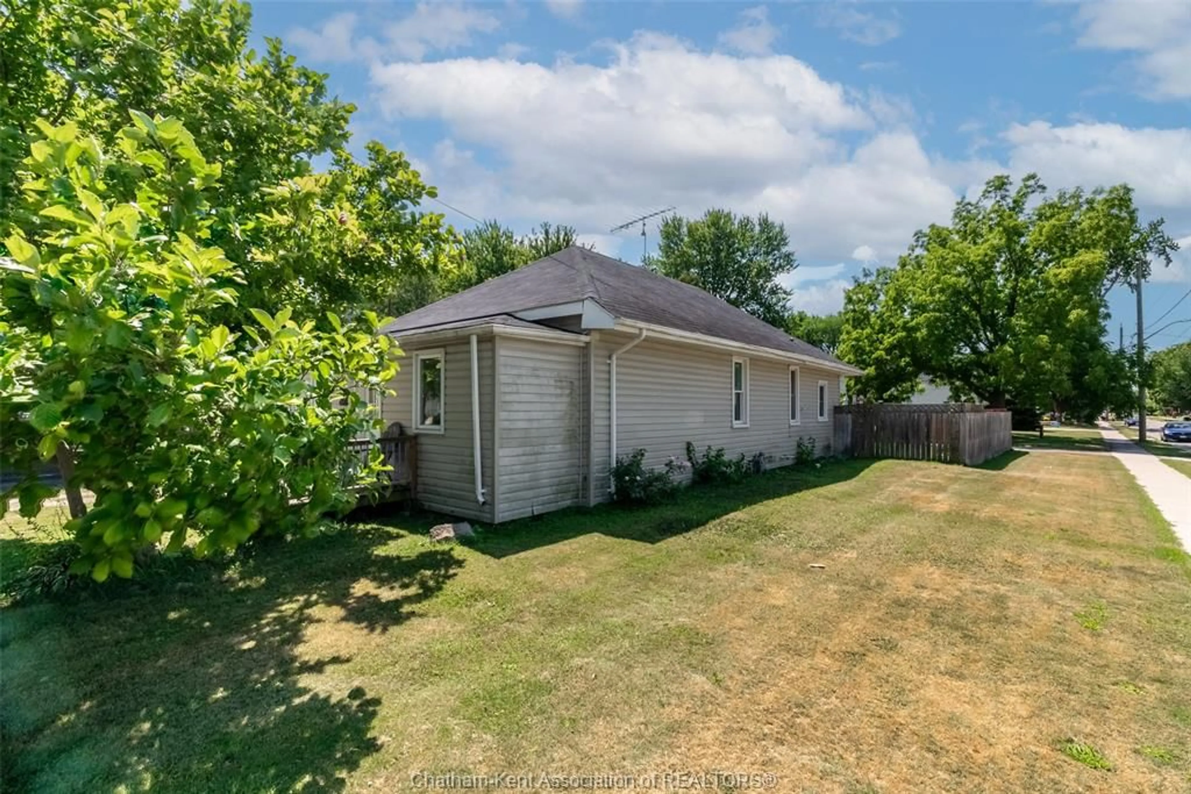 A pic from outside/outdoor area/front of a property/back of a property/a pic from drone, street for 252 Wellington St, Chatham Ontario N7M 3P5