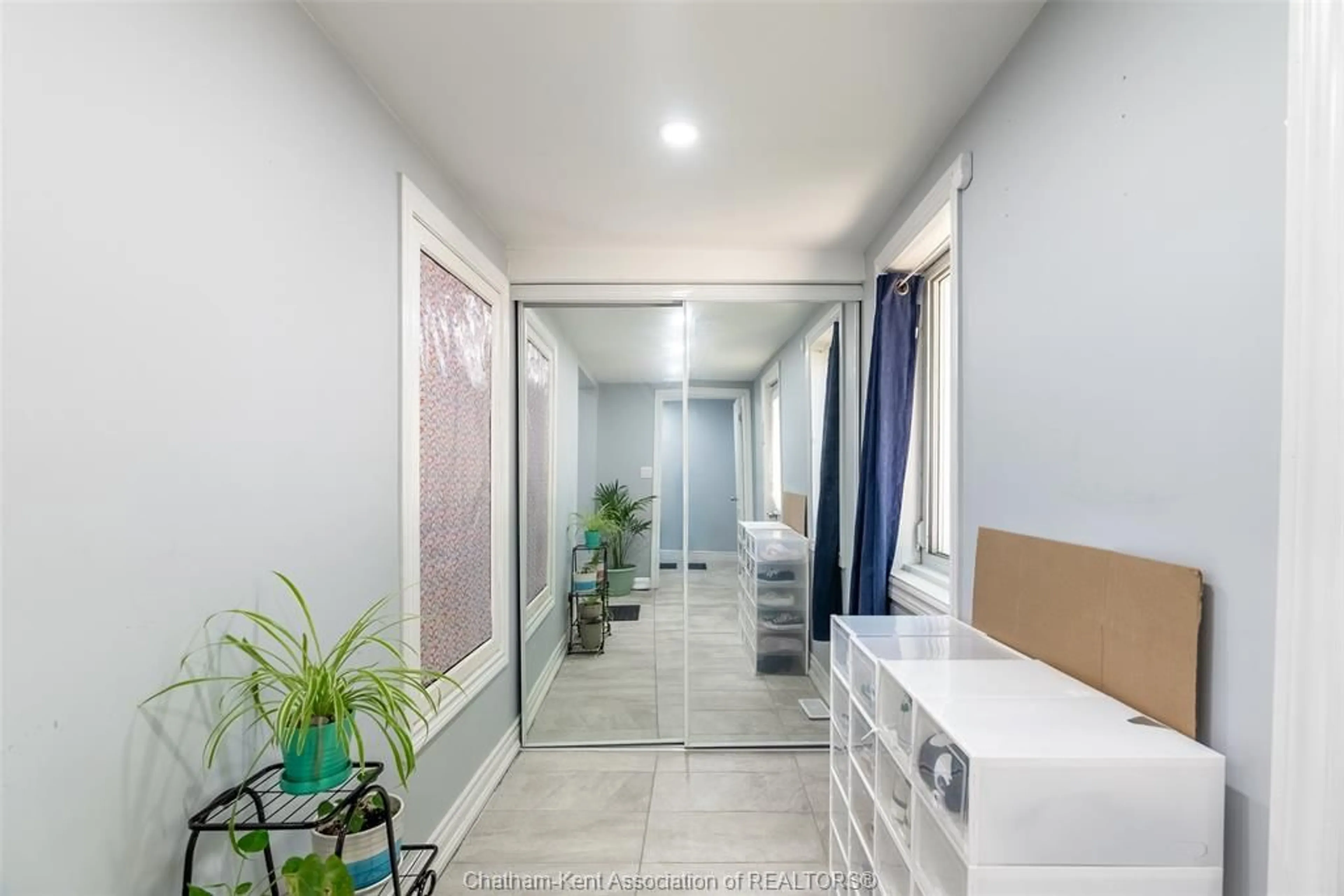 Indoor foyer for 252 Wellington St, Chatham Ontario N7M 3P5