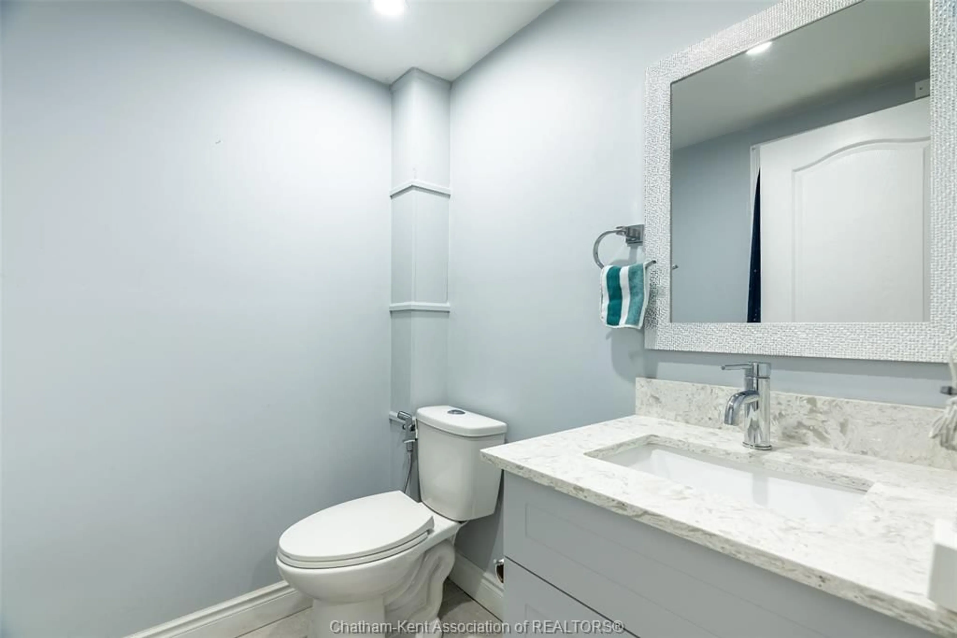 Standard bathroom, ceramic/tile floor for 252 Wellington St, Chatham Ontario N7M 3P5