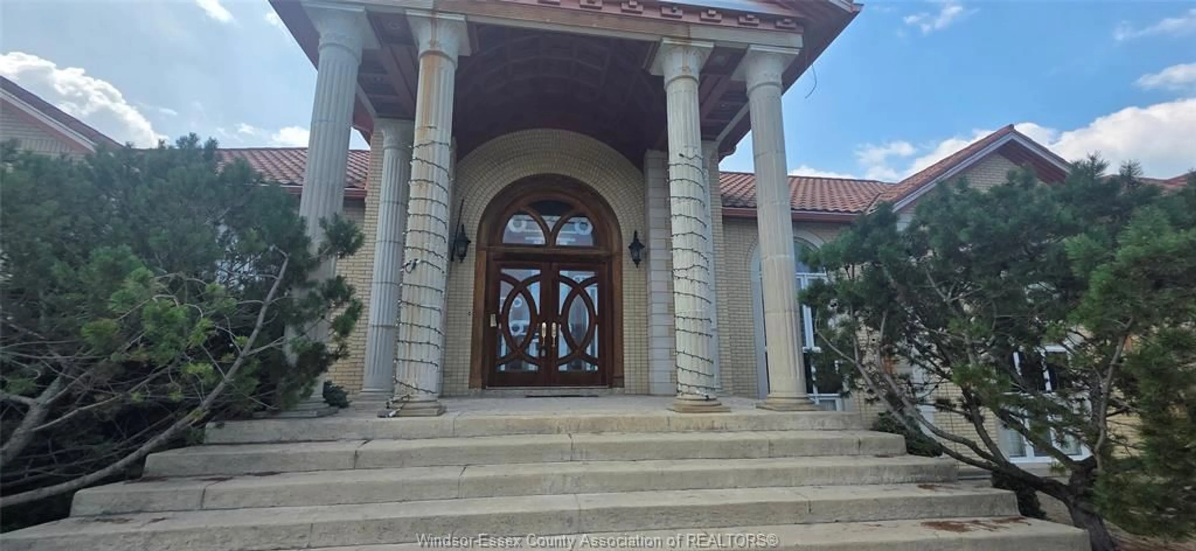 Indoor foyer for 7348 HOWARD, Amherstburg Ontario N0R 1J0