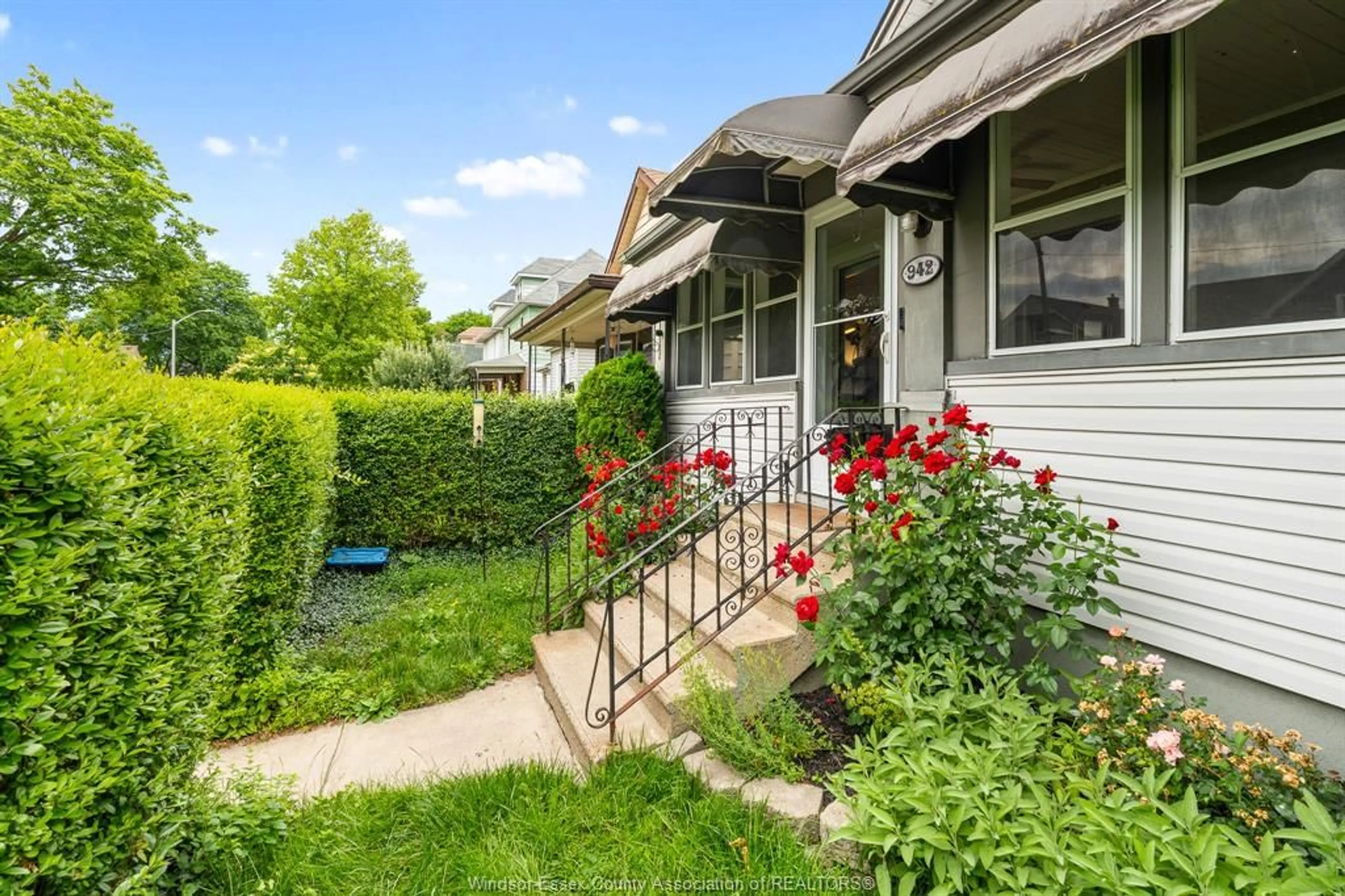 Patio, street for 942 Lincoln Rd, Windsor Ontario N8Y 2H2