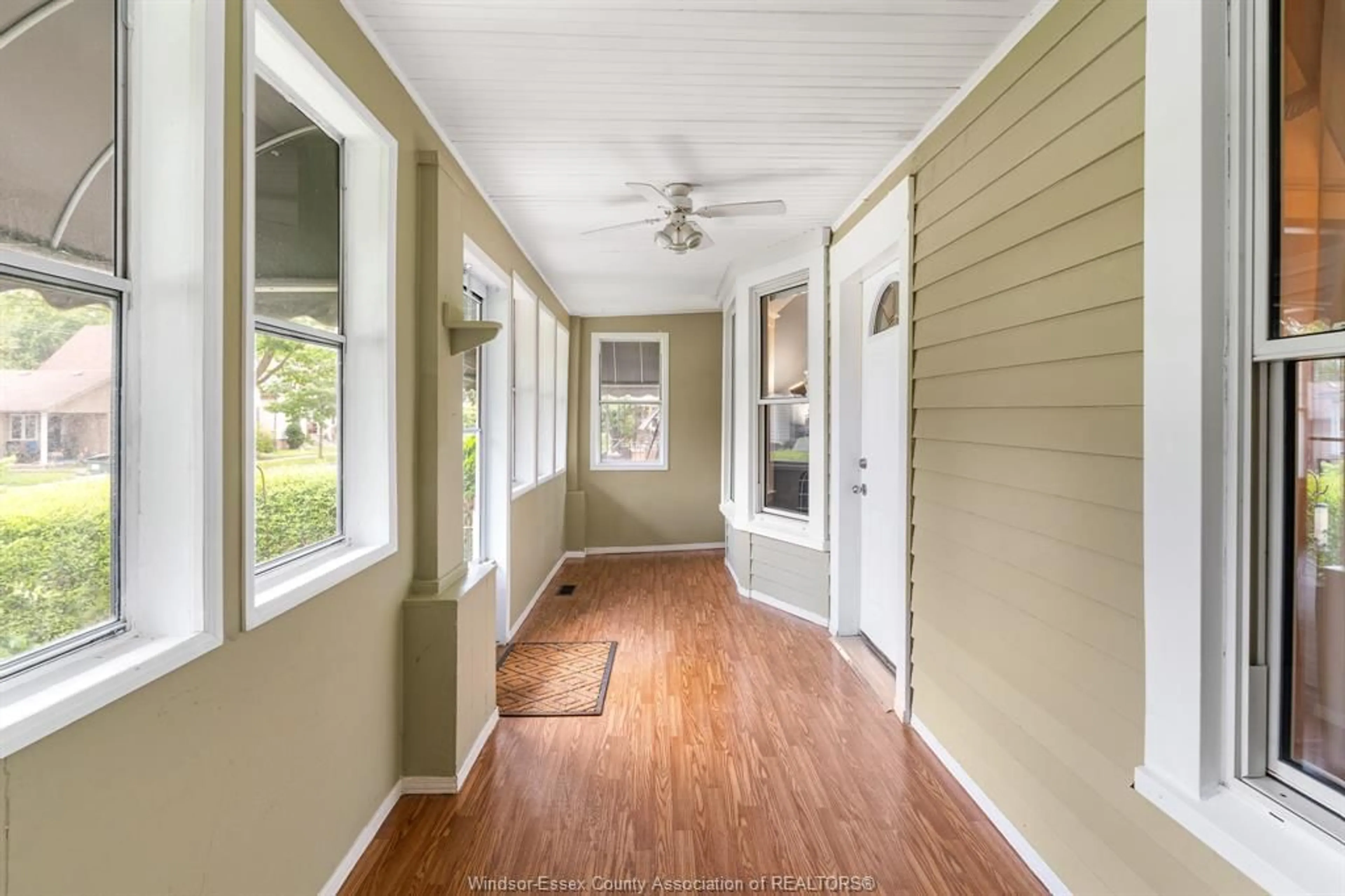 Indoor entryway for 942 Lincoln Rd, Windsor Ontario N8Y 2H2