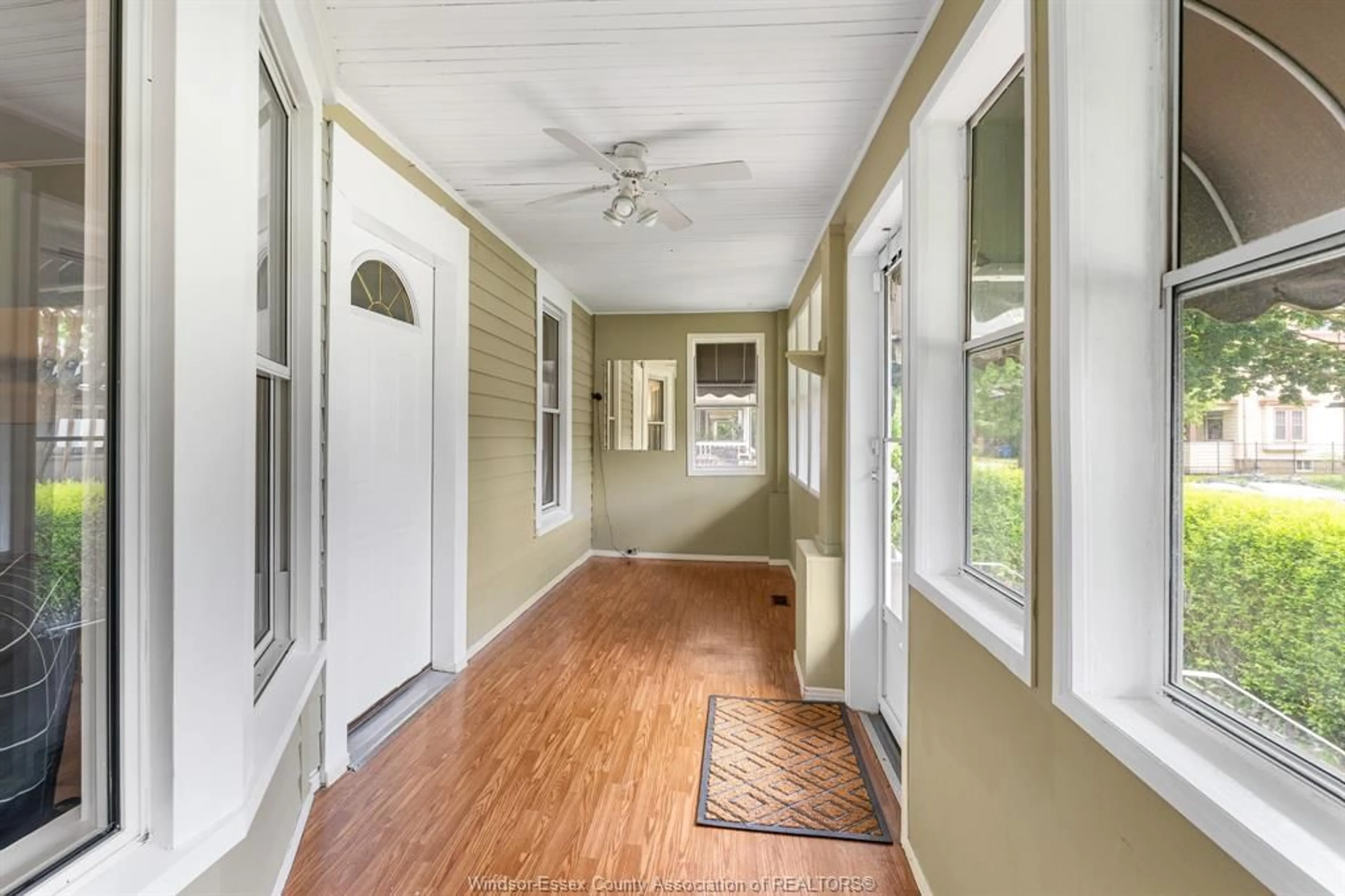 Indoor entryway for 942 Lincoln Rd, Windsor Ontario N8Y 2H2