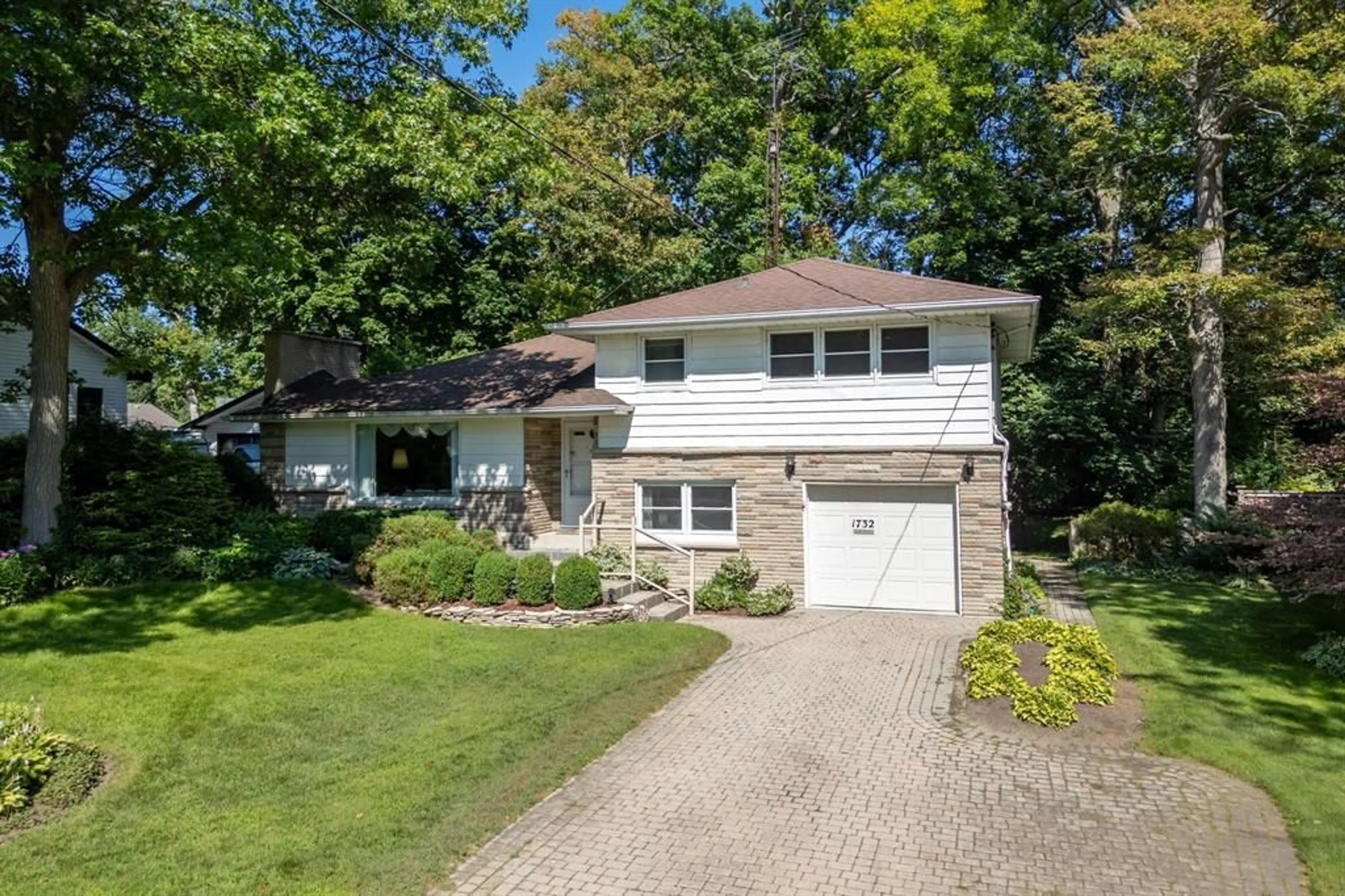 Home with vinyl exterior material, street for 1732 Rutherglen Close, Sarnia Ontario N7S 3R9