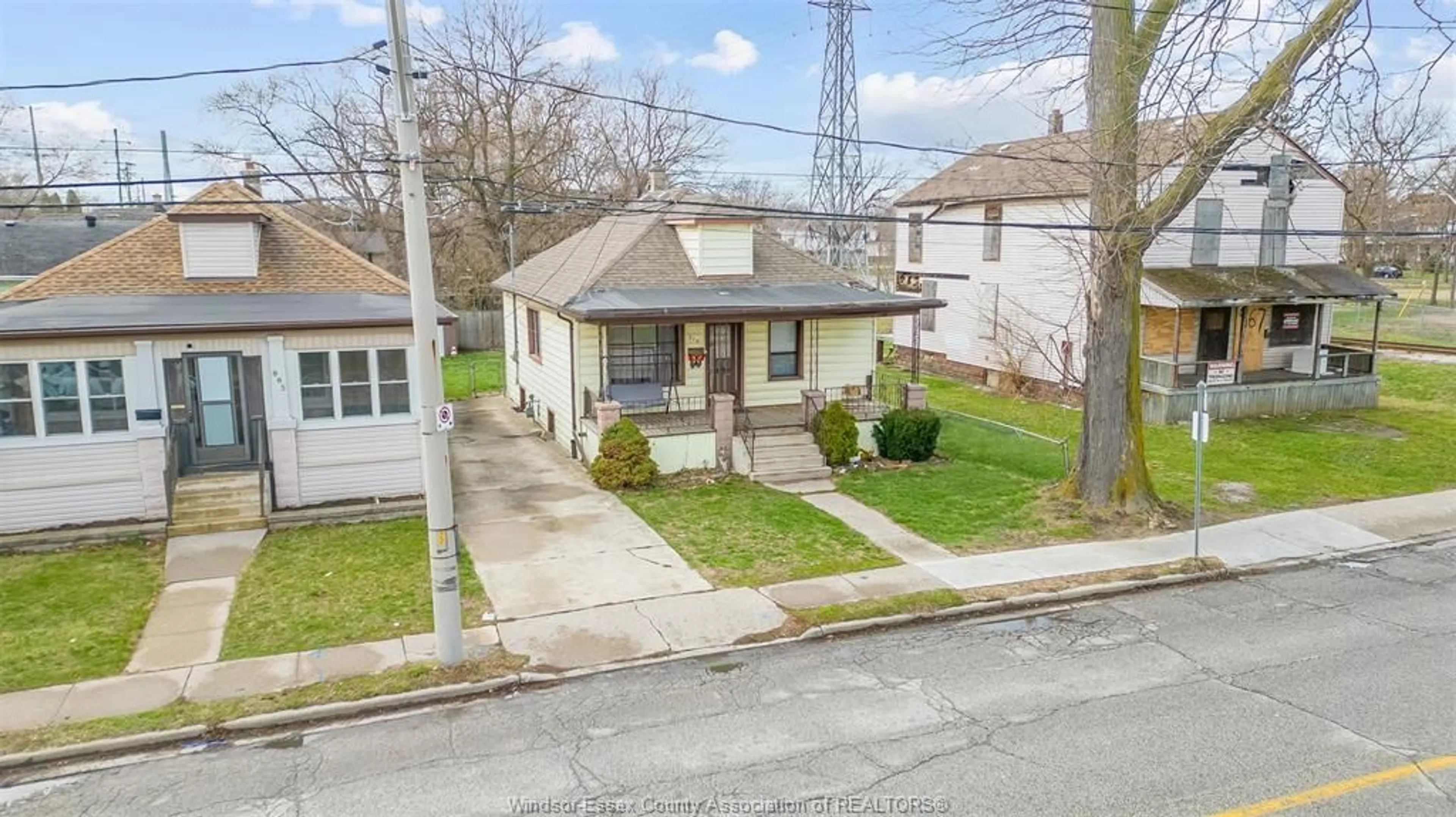 A pic from outside/outdoor area/front of a property/back of a property/a pic from drone, street for 879 FELIX Ave, Windsor Ontario N9C 3L1