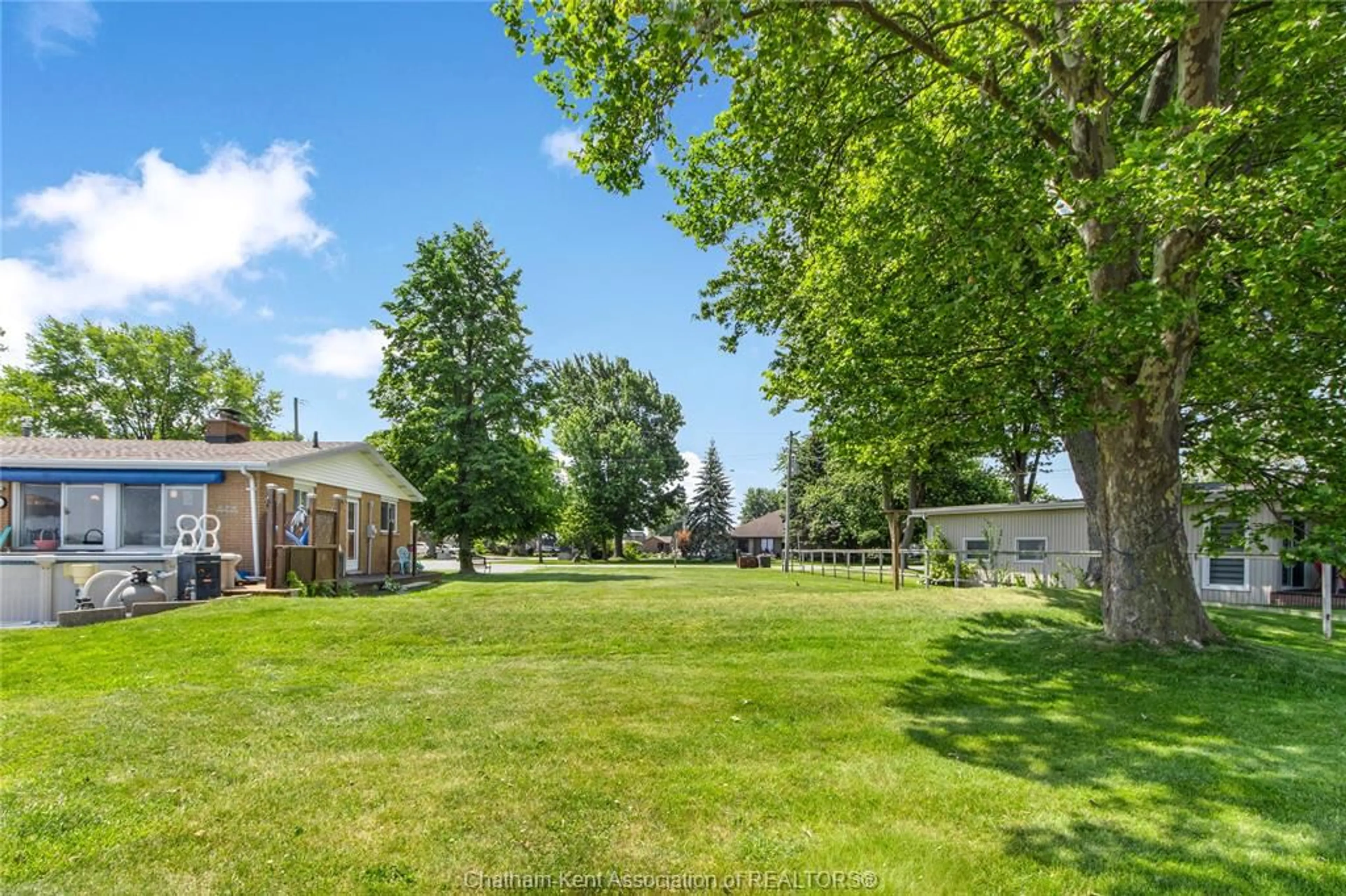 A pic from outside/outdoor area/front of a property/back of a property/a pic from drone, street for 105 ISLAND Cres, Lighthouse Cove Ontario N0P 2L0