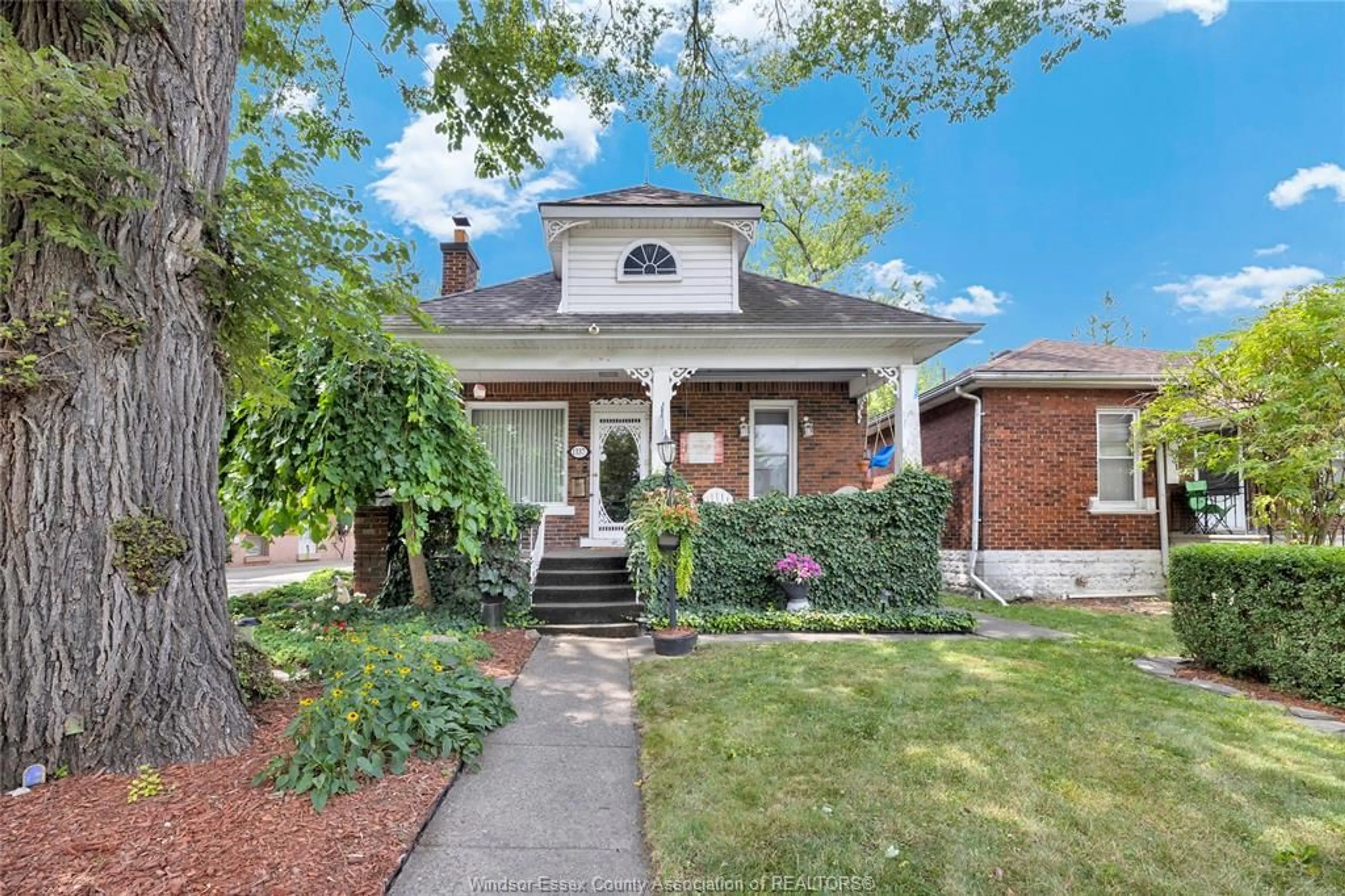 Home with brick exterior material, street for 1337 JANETTE, Windsor Ontario N8X 1Y7
