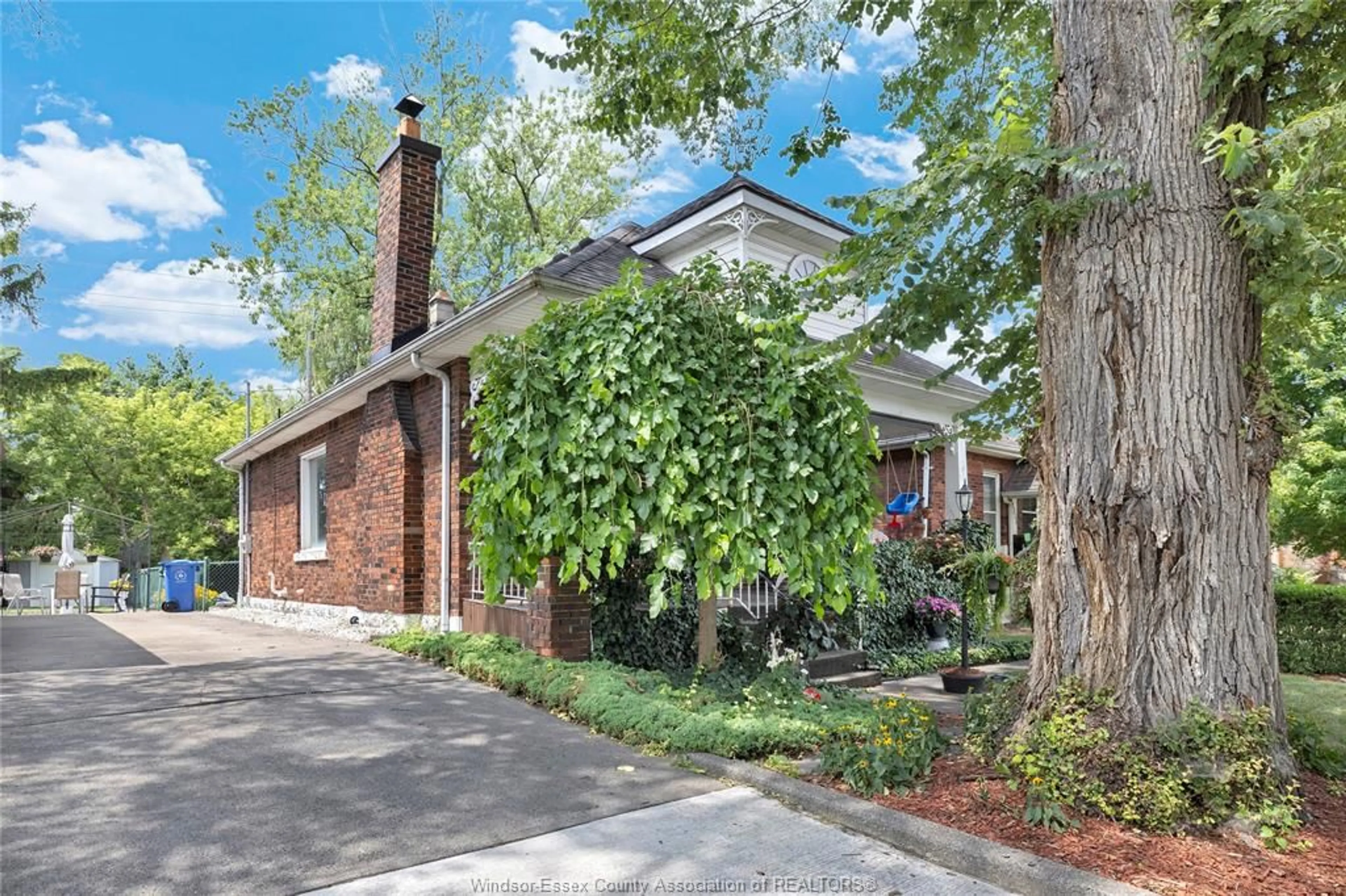 Home with brick exterior material, street for 1337 JANETTE, Windsor Ontario N8X 1Y7