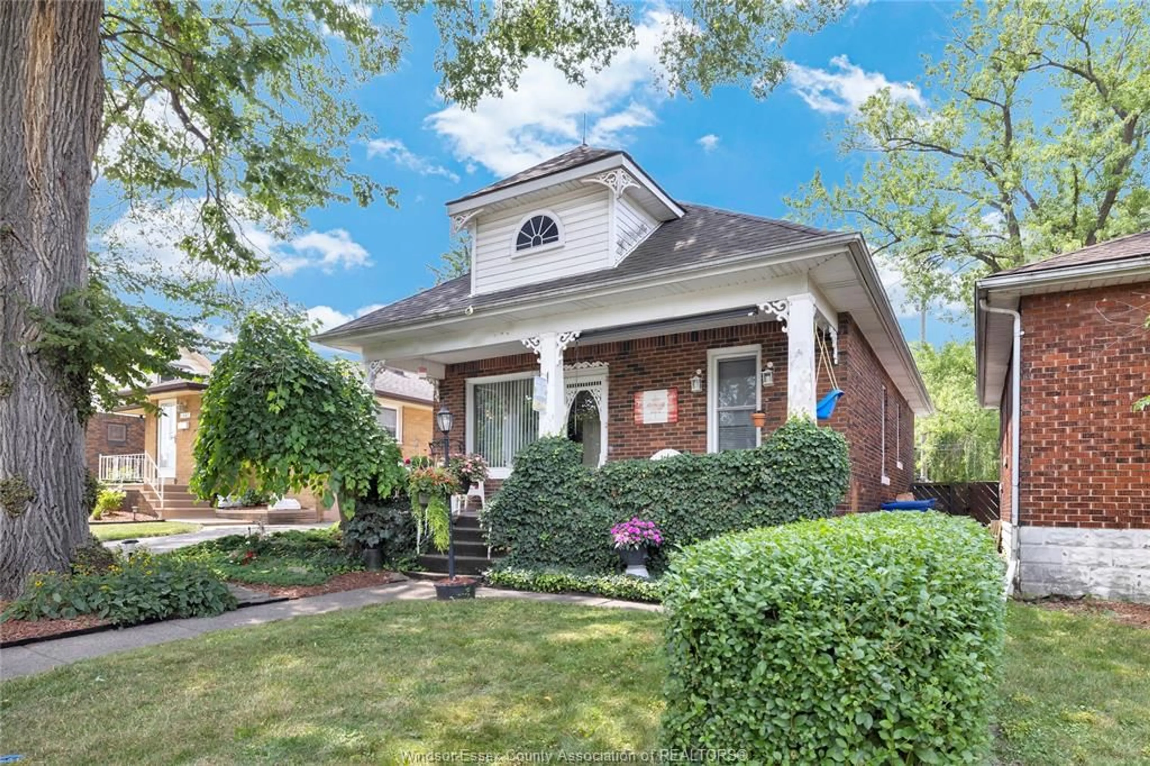 Home with brick exterior material, street for 1337 JANETTE, Windsor Ontario N8X 1Y7