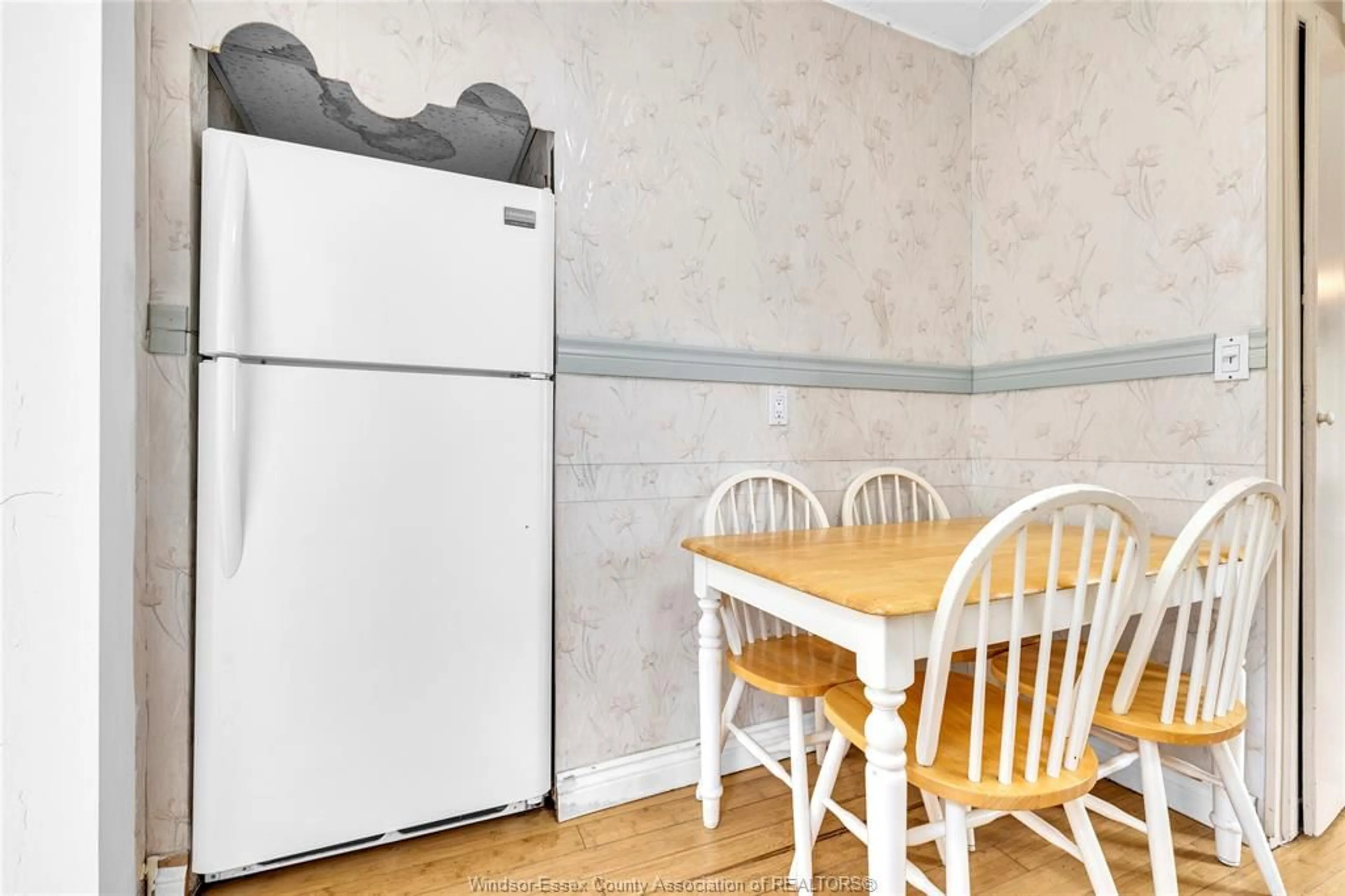 Standard kitchen, wood/laminate floor for 1337 JANETTE, Windsor Ontario N8X 1Y7