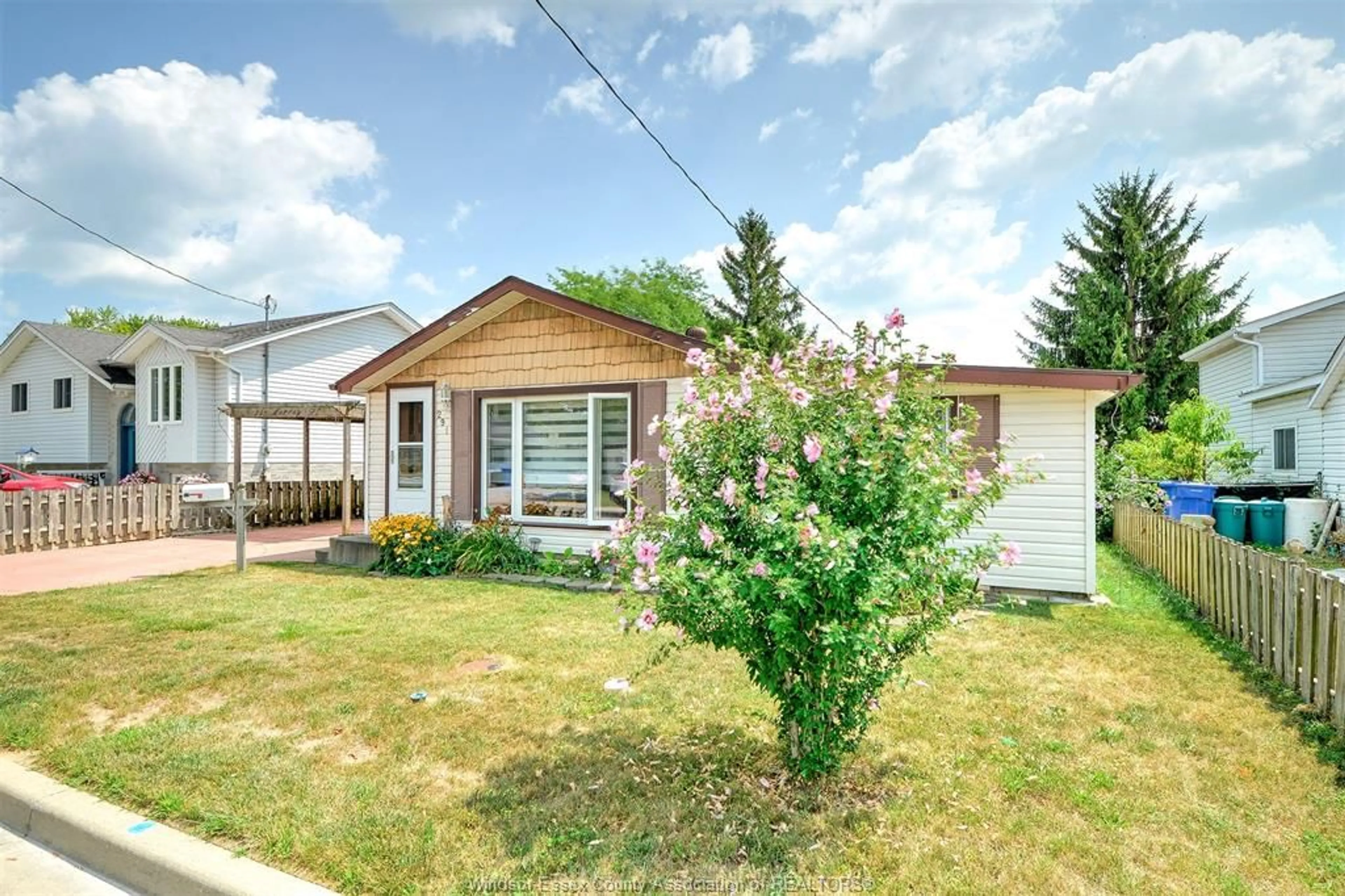 Home with vinyl exterior material, street for 291 MURRAY, Amherstburg Ontario N9V 1K2