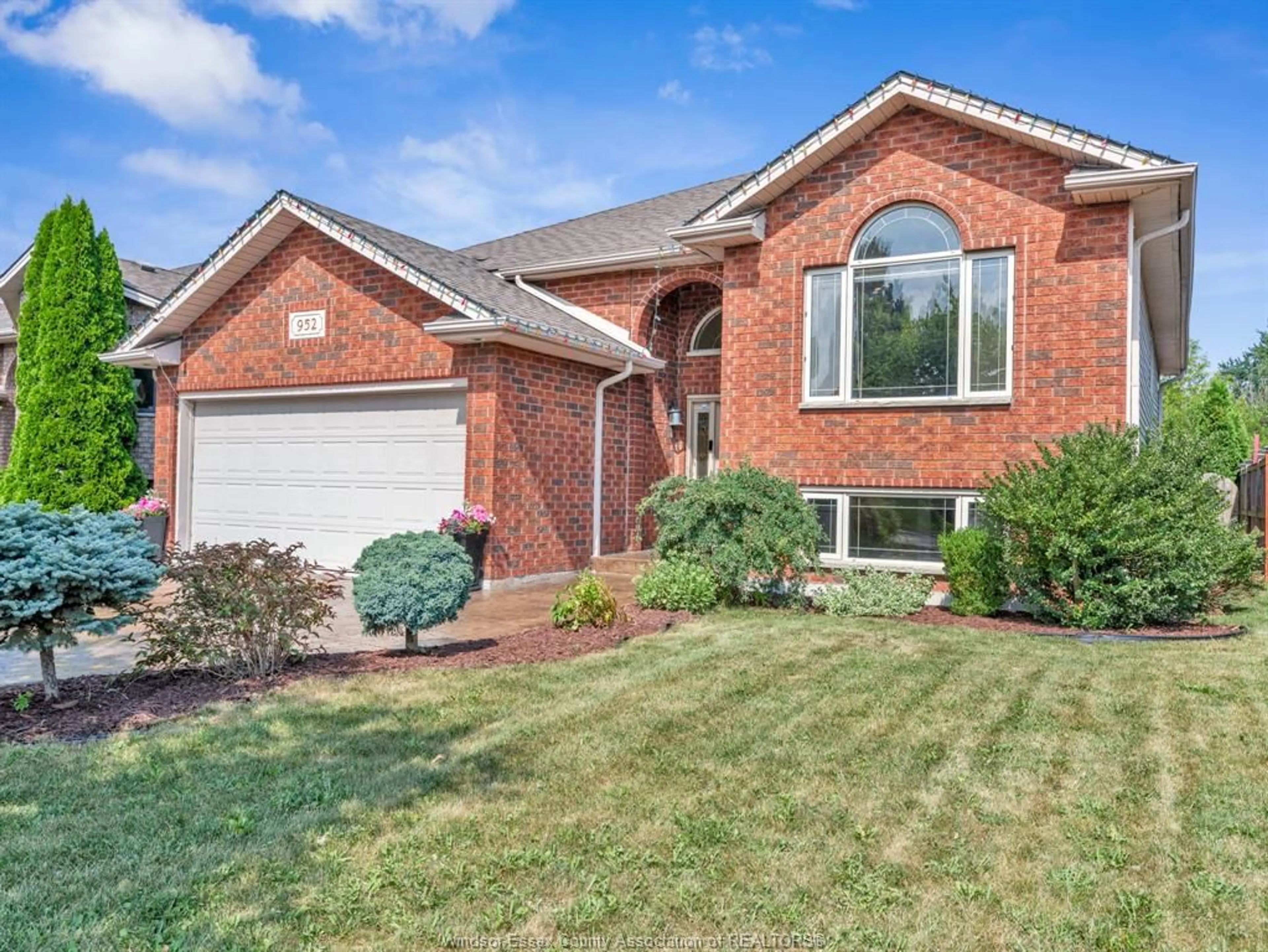 Home with brick exterior material, street for 952 BANWELL, Windsor Ontario N8P 1J2
