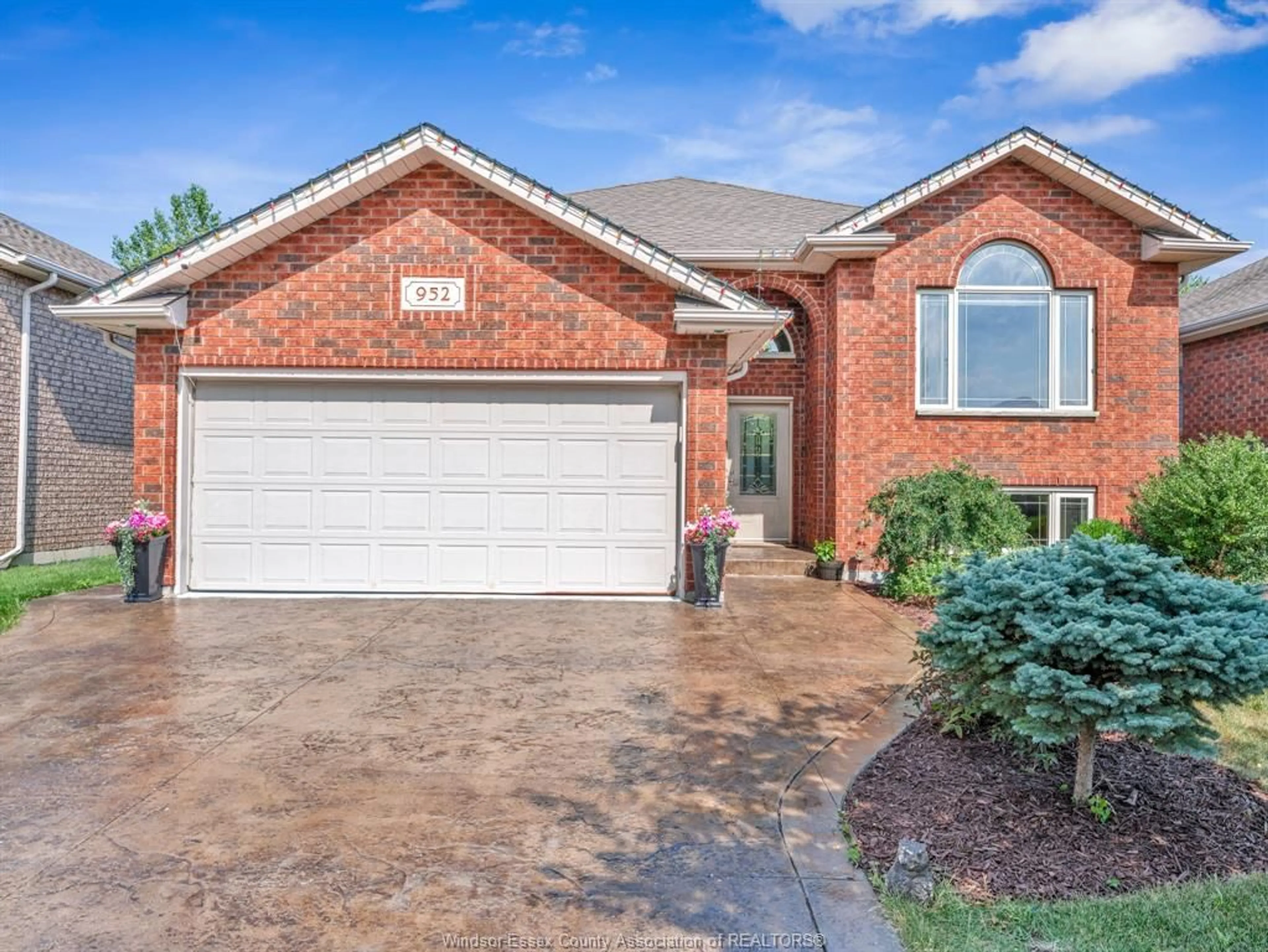 Home with brick exterior material, street for 952 BANWELL, Windsor Ontario N8P 1J2