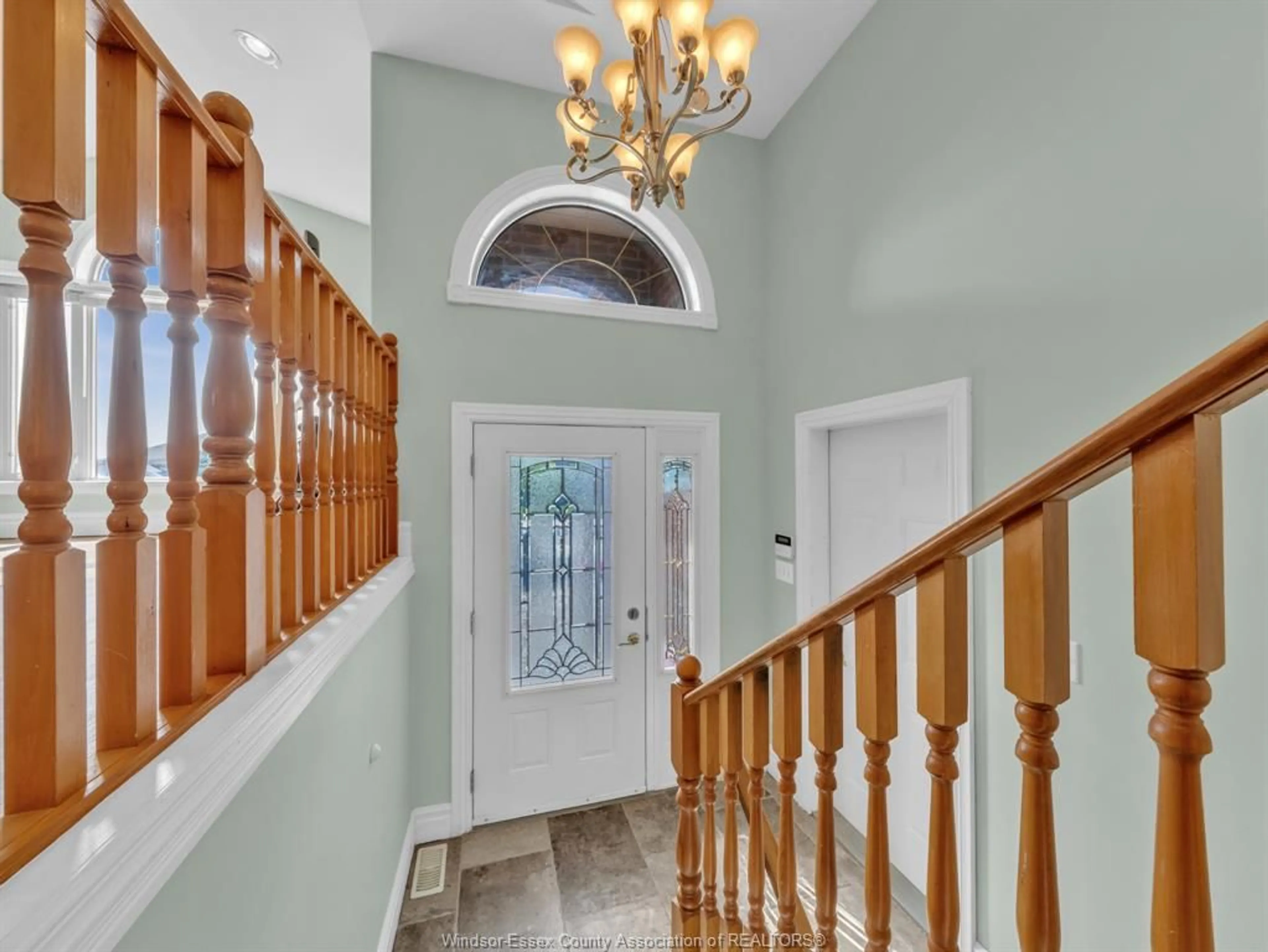Indoor foyer for 952 BANWELL, Windsor Ontario N8P 1J2