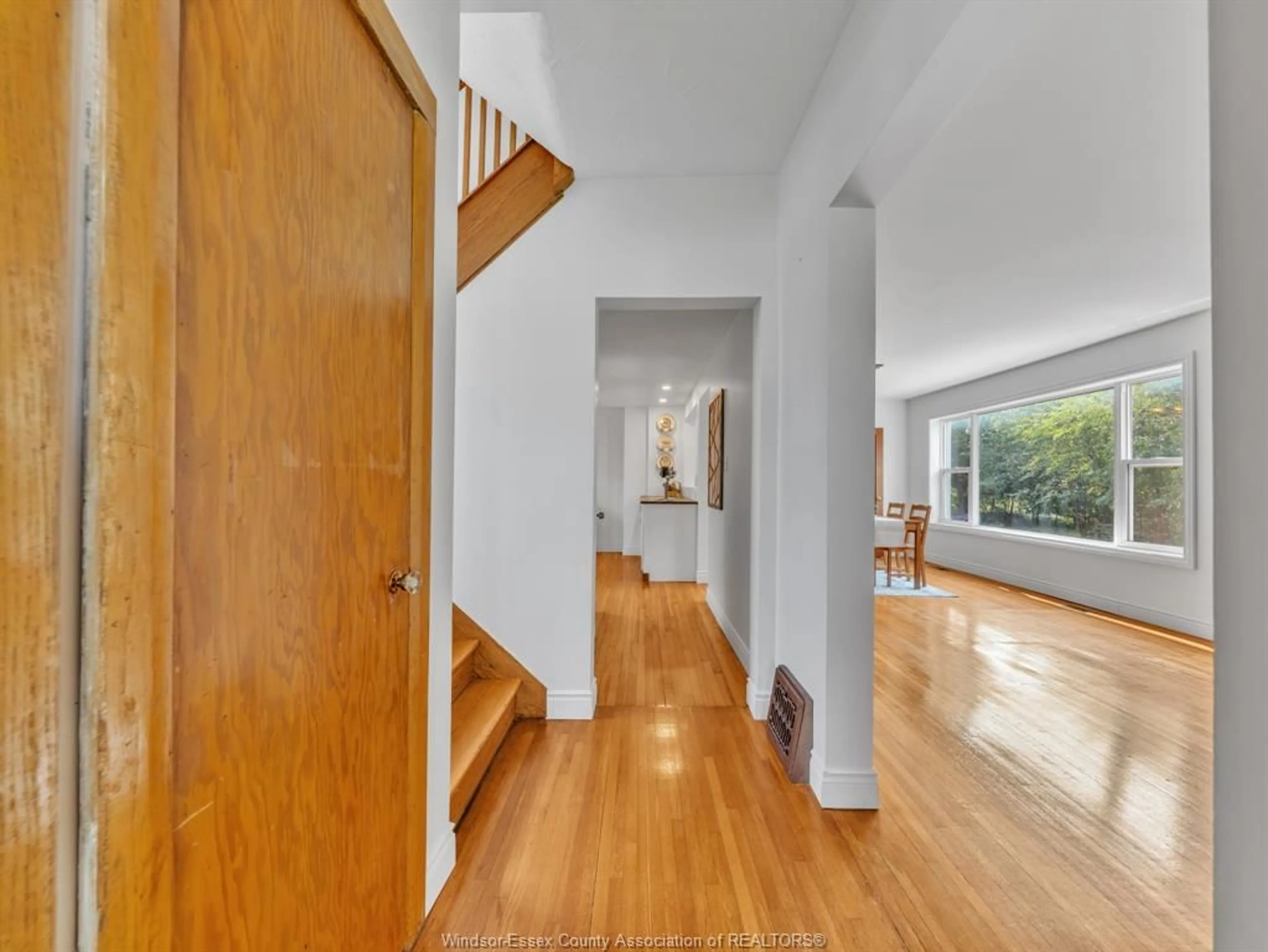 Indoor foyer for 4416 NINTH CONCESSION, Tecumseh Ontario N8N 2M1