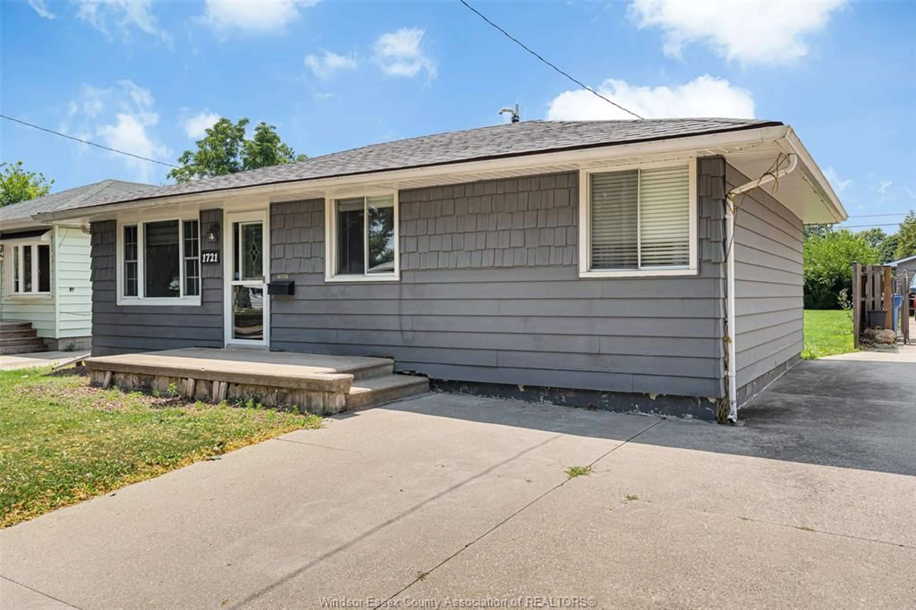 Home with vinyl exterior material, street for 1721 Glendale, Windsor Ontario N8T 2N1