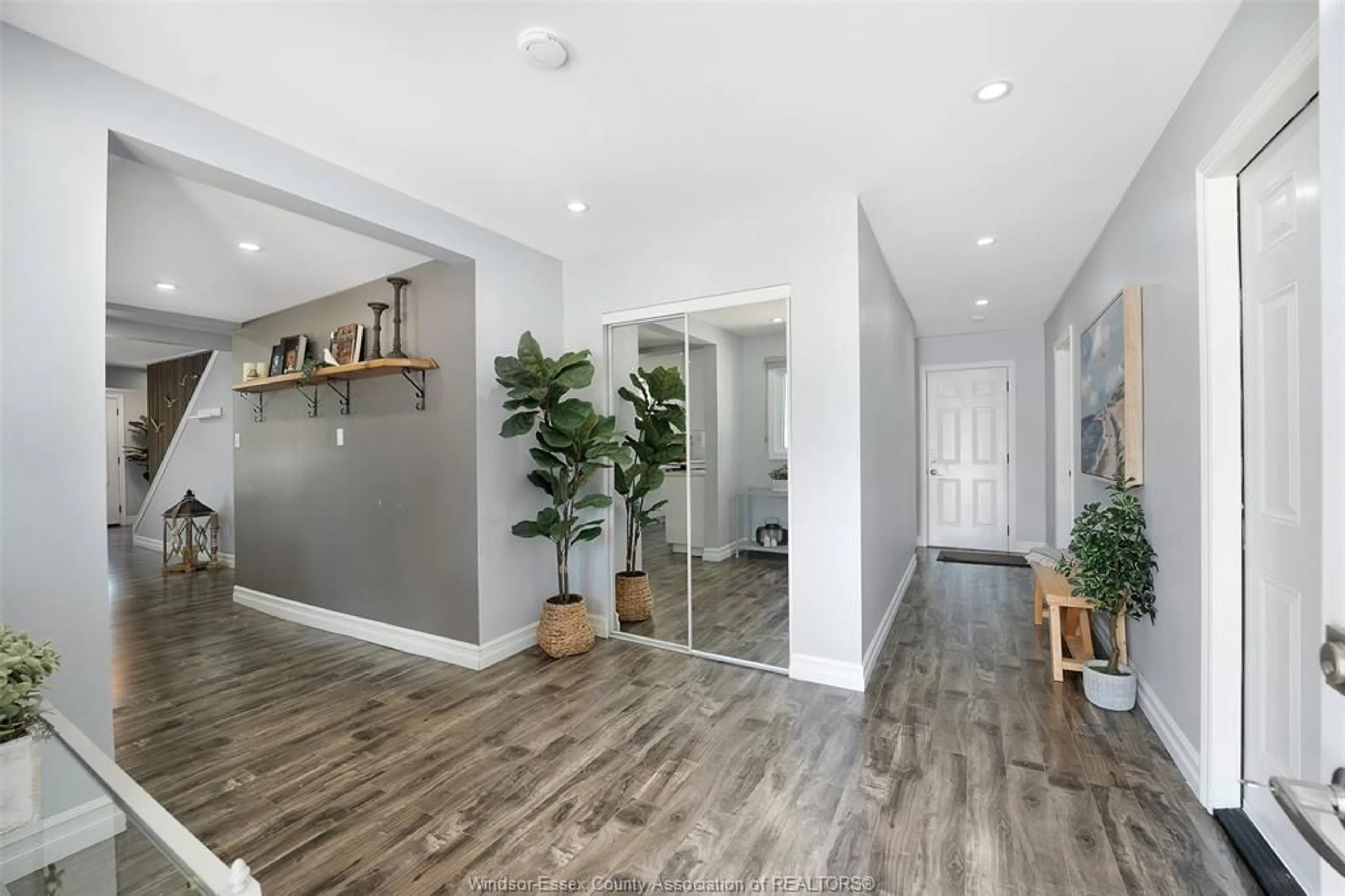 Indoor entryway for 430 BROADWAY St, Belle River Ontario N0R 1A0