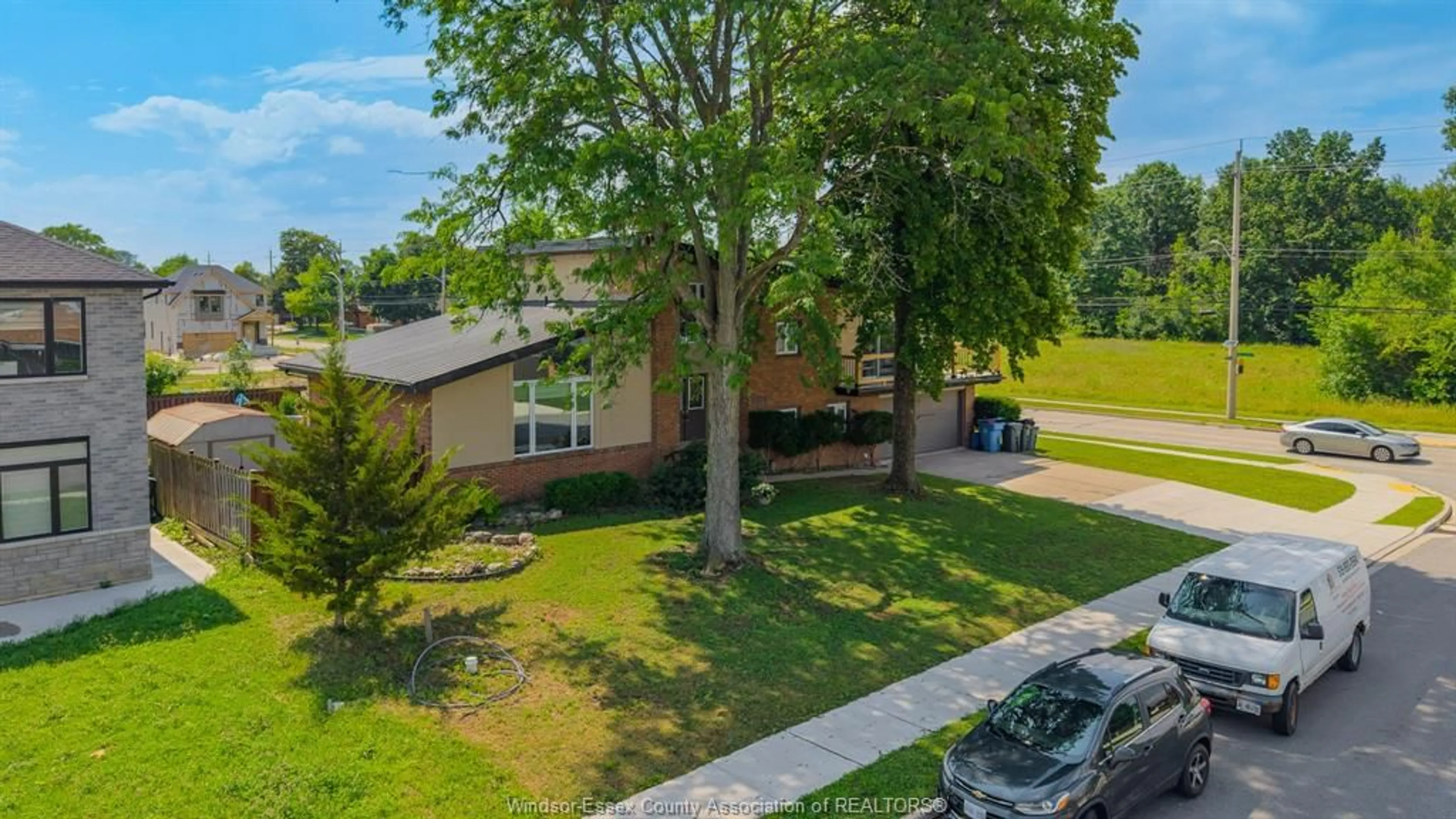 A pic from outside/outdoor area/front of a property/back of a property/a pic from drone, street for 2405 ROXBOROUGH Blvd, Windsor Ontario N9E 2Z7