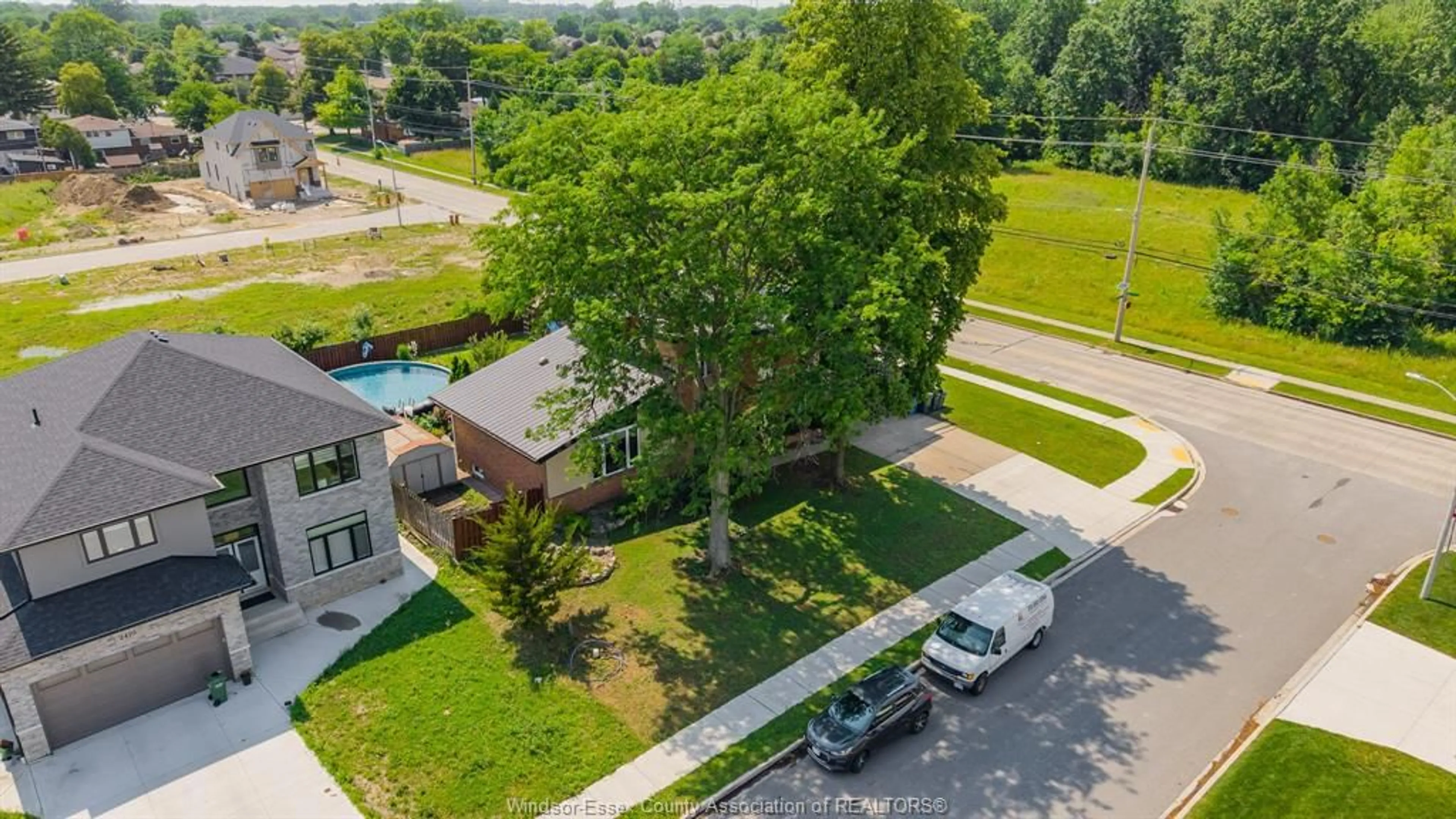 A pic from outside/outdoor area/front of a property/back of a property/a pic from drone, street for 2405 ROXBOROUGH Blvd, Windsor Ontario N9E 2Z7