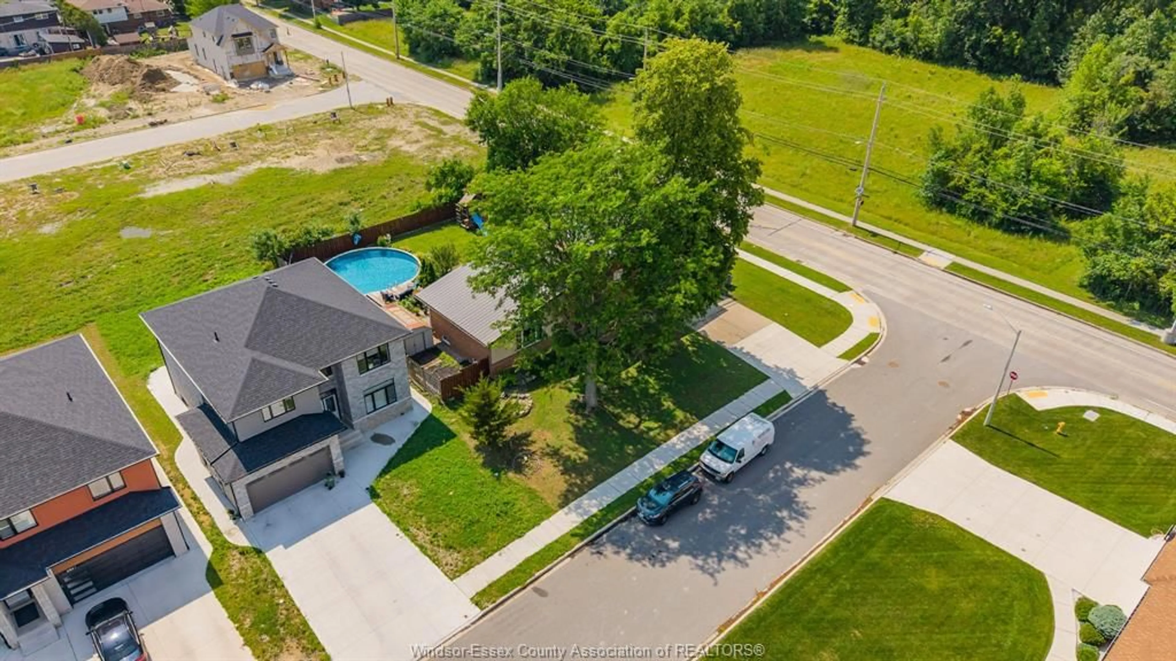 A pic from outside/outdoor area/front of a property/back of a property/a pic from drone, unknown for 2405 ROXBOROUGH Blvd, Windsor Ontario N9E 2Z7