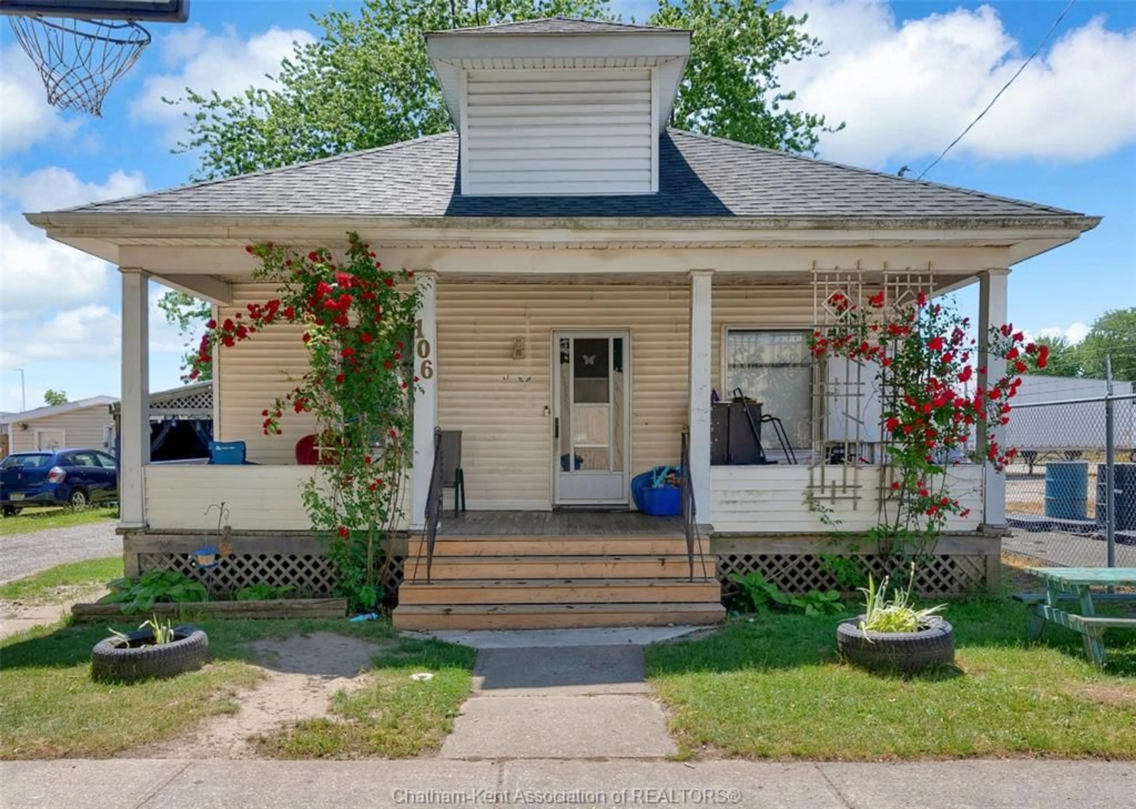 Home with vinyl exterior material, street for 106 St. George St, Chatham Ontario N7M 4P4